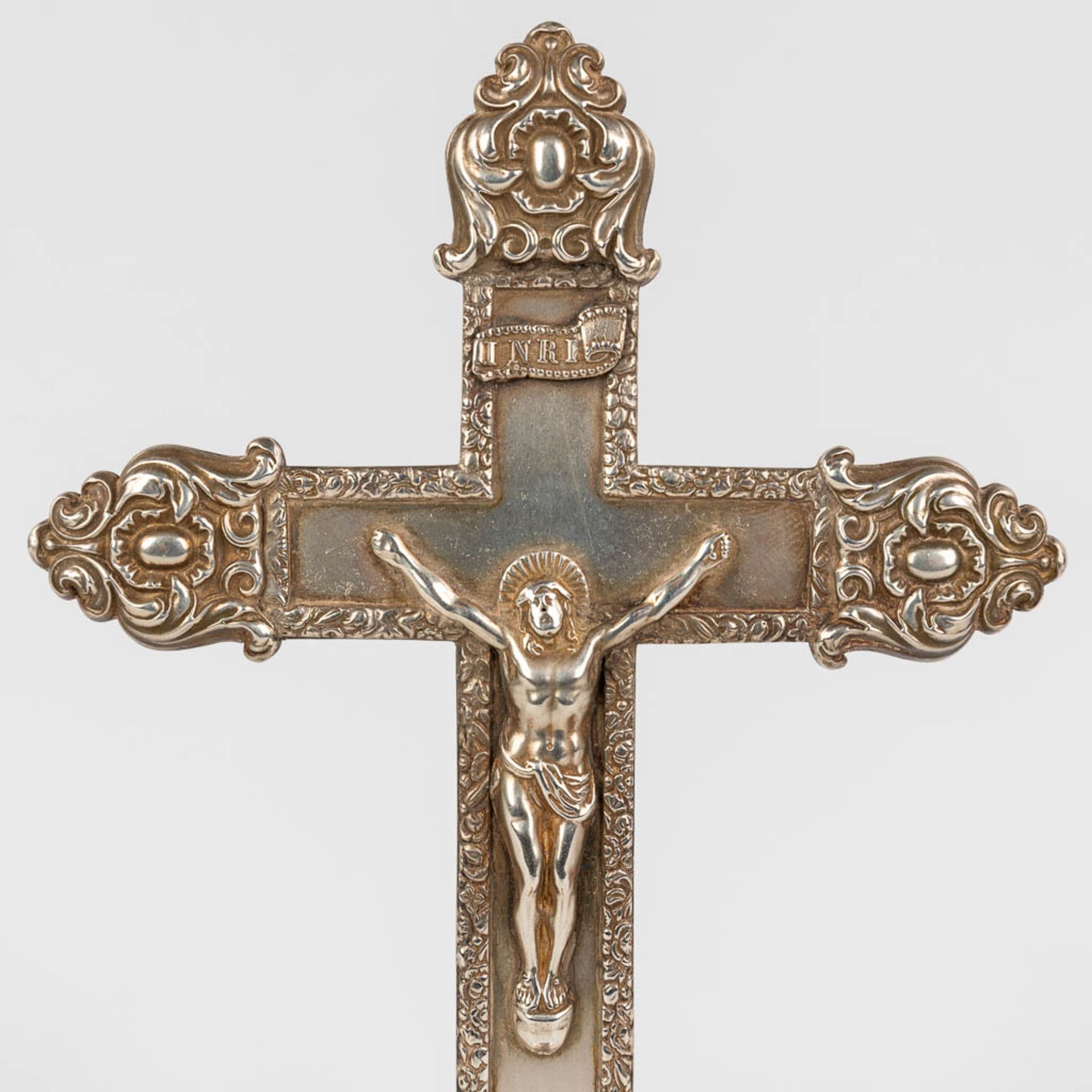 A crucifix made of silver, France, 19th C. 236g. Alexis Renaud. (W: 12 x H: 25 cm) - Image 9 of 16