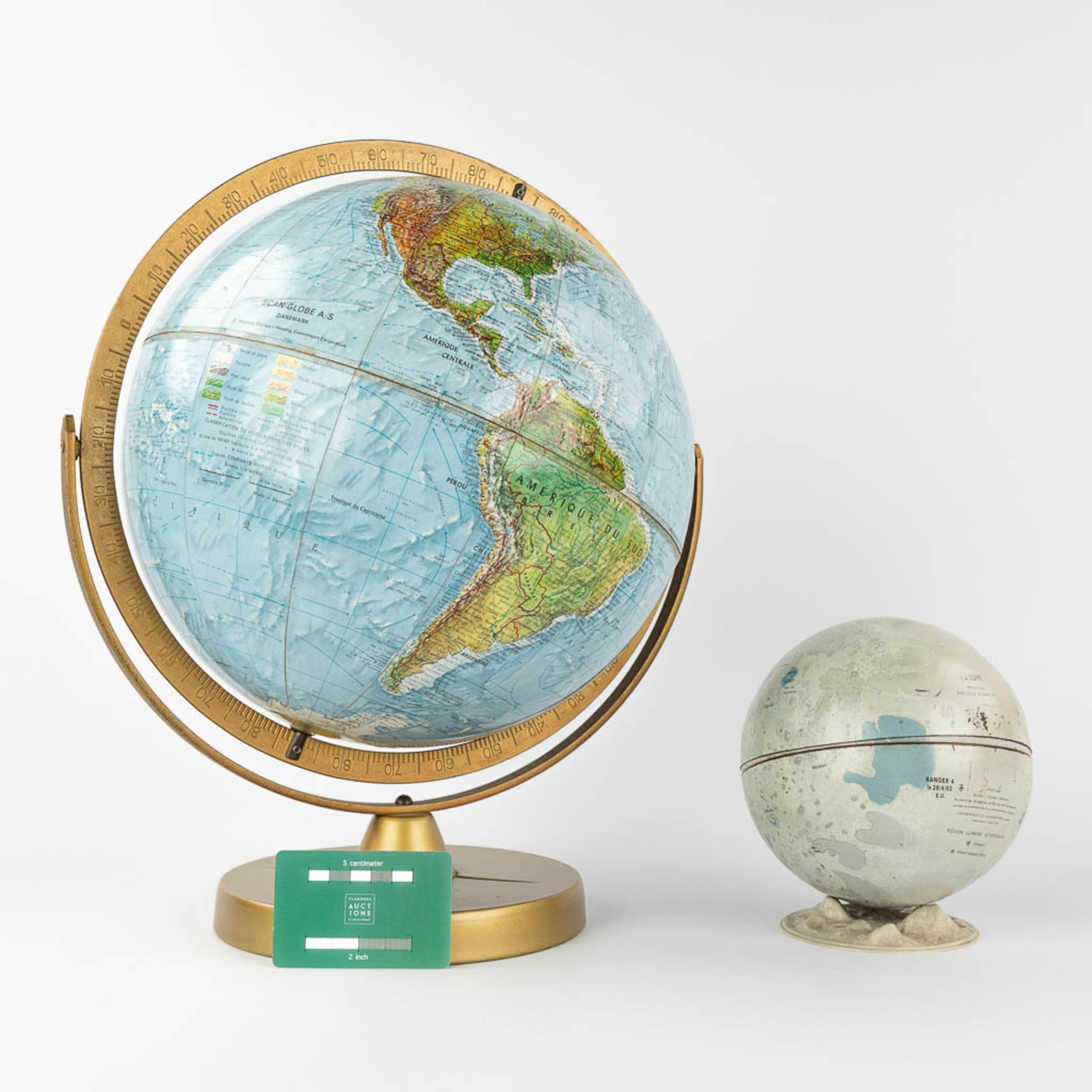 The earth and the moon, a set of 2 globes, circa 1960. (H: 42 x D: 30 cm) - Image 2 of 18