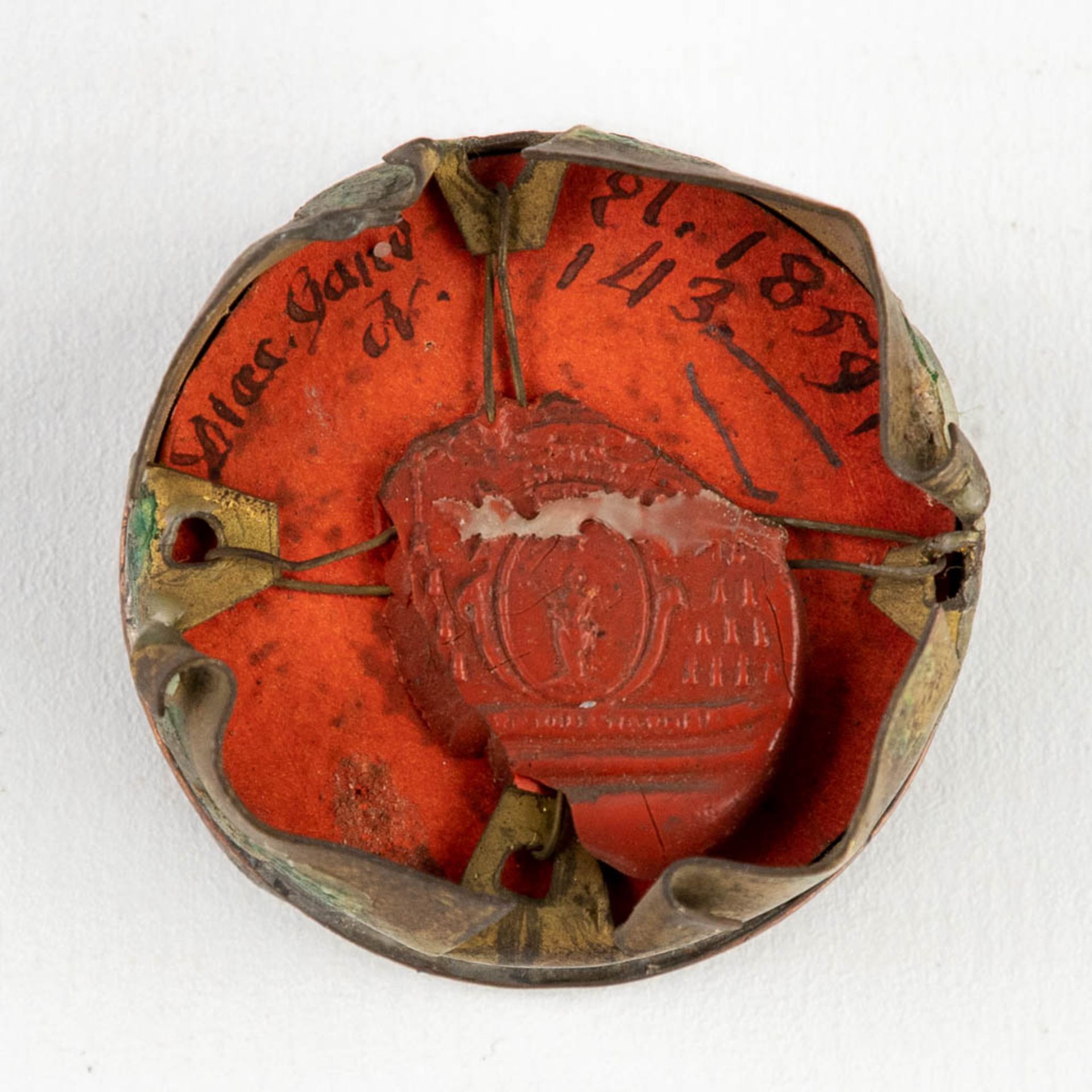 A sealed theca with a relic Ex Ossibus Sancti Guiberti Confesoris. (D: 3,4 cm) - Image 3 of 6