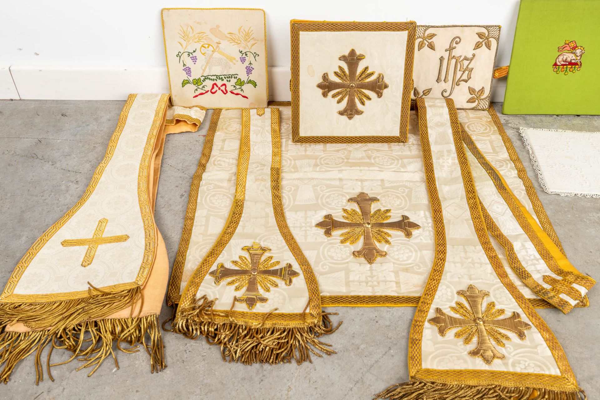 A set of Liturgical fabrics, A humeral Veil, Stola, and Bursa. Circa 1900. - Image 4 of 9