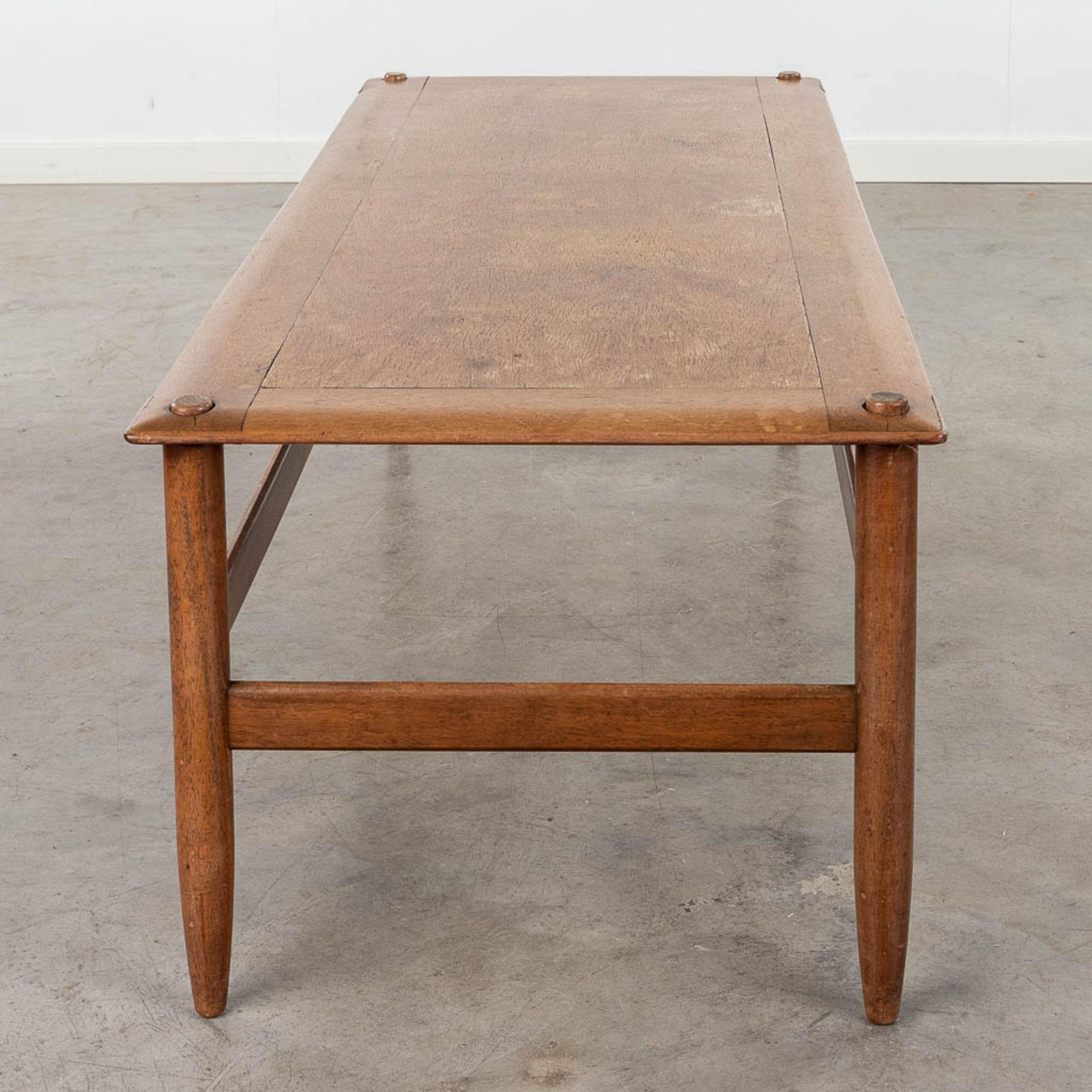 A mid-century coffee table with a reversible top, teak. Circa 1960. (L: 42 x W: 40 x H: 125 cm) - Image 4 of 15