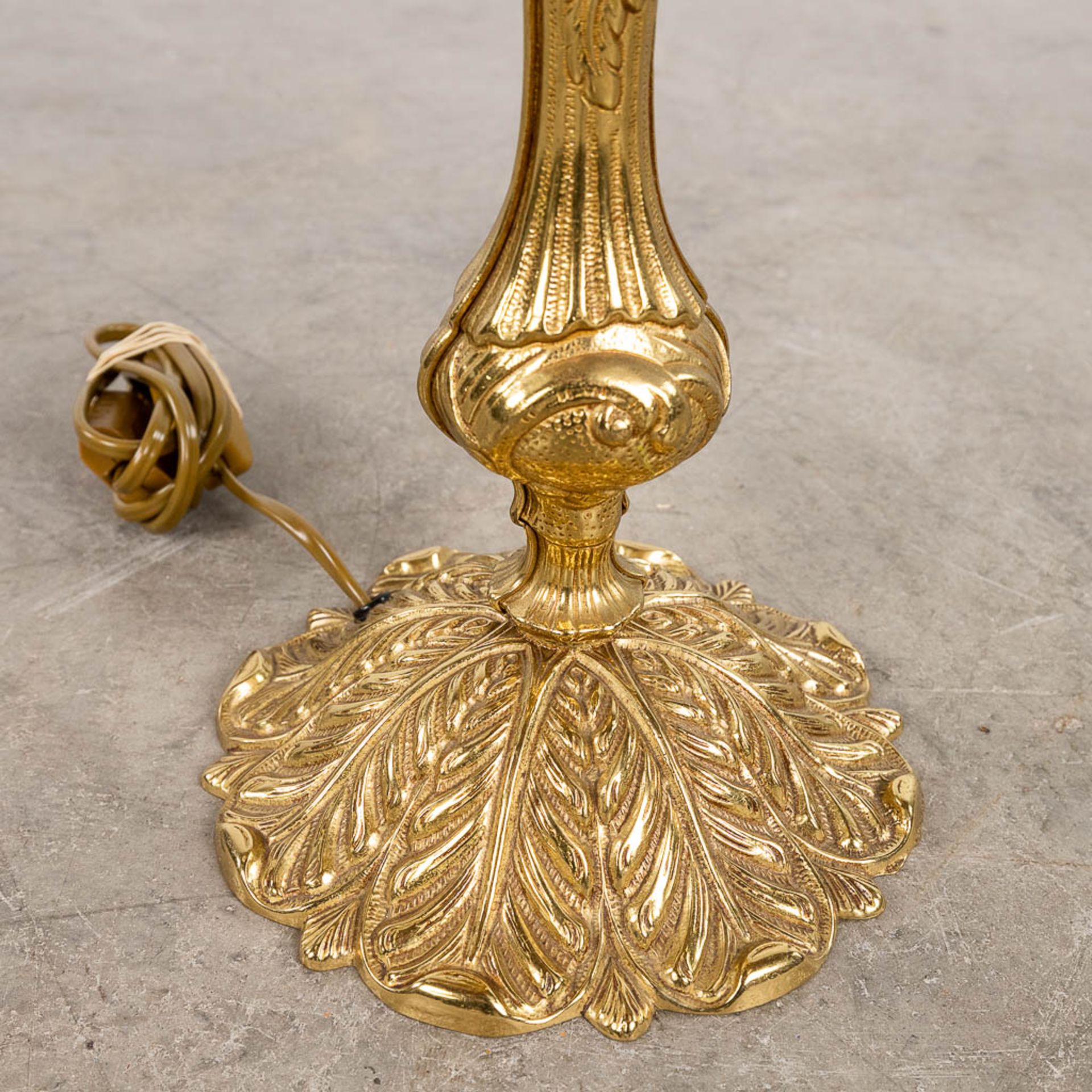 A decorative floor lamp and table lamp, brass, decorated with glass. 20th C. (H: 167 x D: 47 cm) - Image 13 of 13