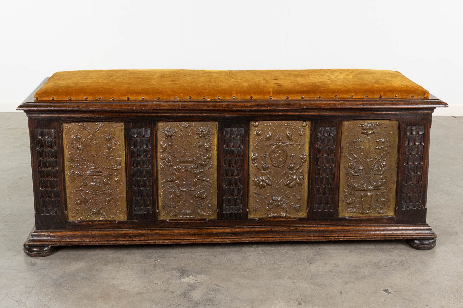 An antique chest and bench finished with dinanderie plaques. 19th C. (L: 50 x W: 148 x H: 60 cm) - Image 4 of 14