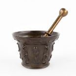 An antique mortar with pestle, bronze, 17th/18th century. (H: 10 x D: 14,5 cm)