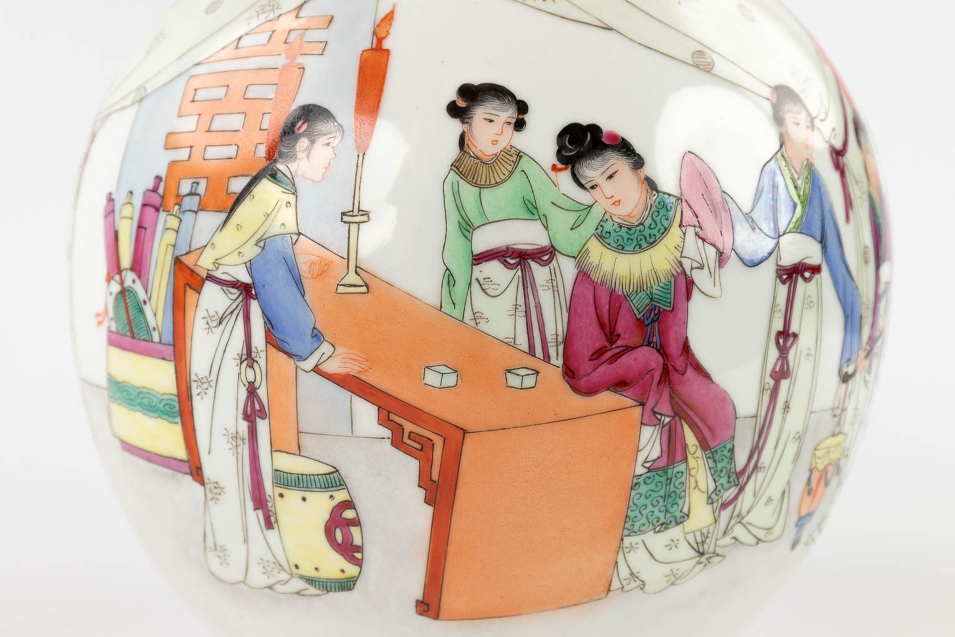 A Chinese vase with hand-painted decor of the Emperor with ladies, 20th C. (H: 40 x D: 22 cm) - Bild 13 aus 15