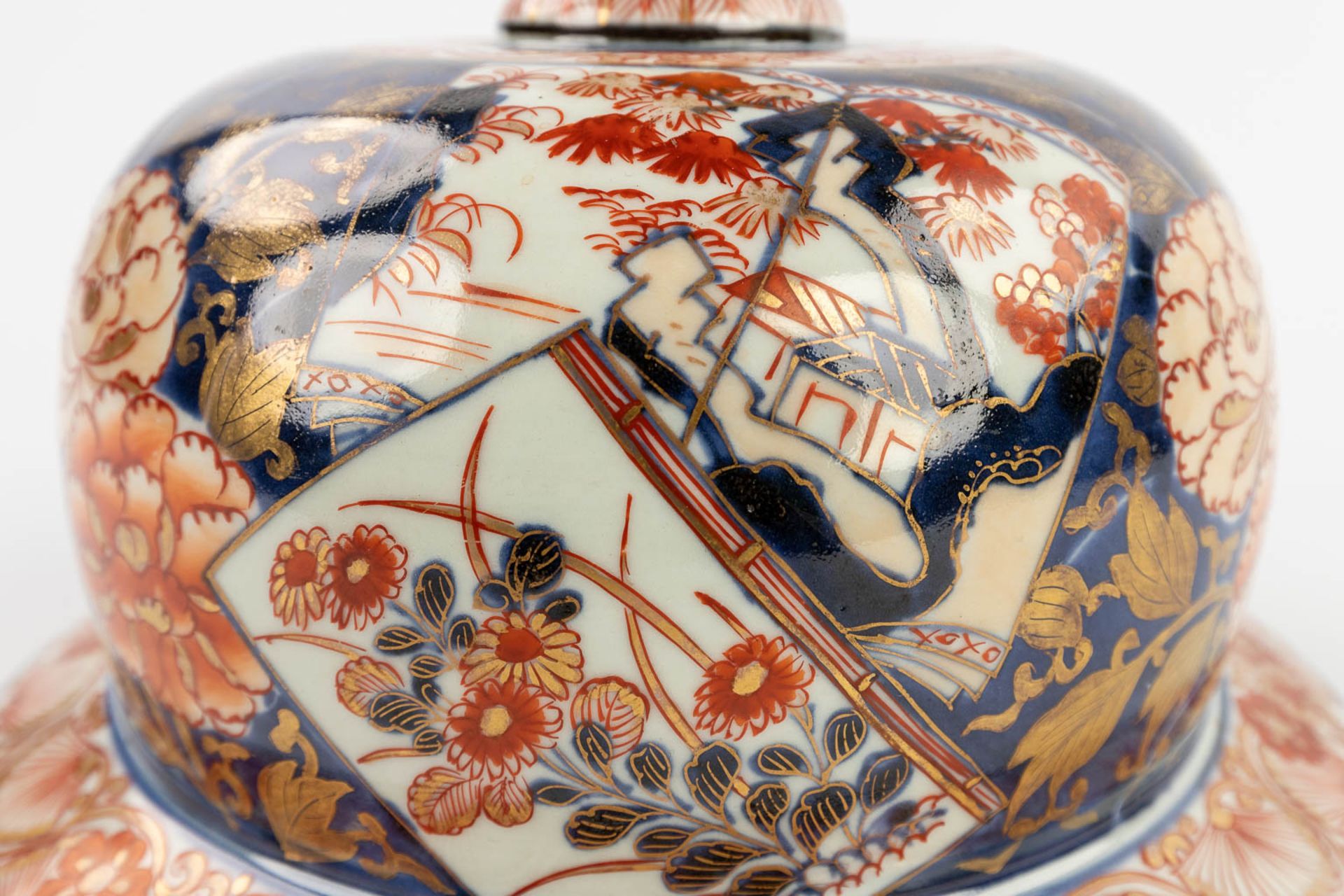 A large vase with lid, Imari porcelain, 19th century. (H: 87 x D: 39 cm) - Image 14 of 15