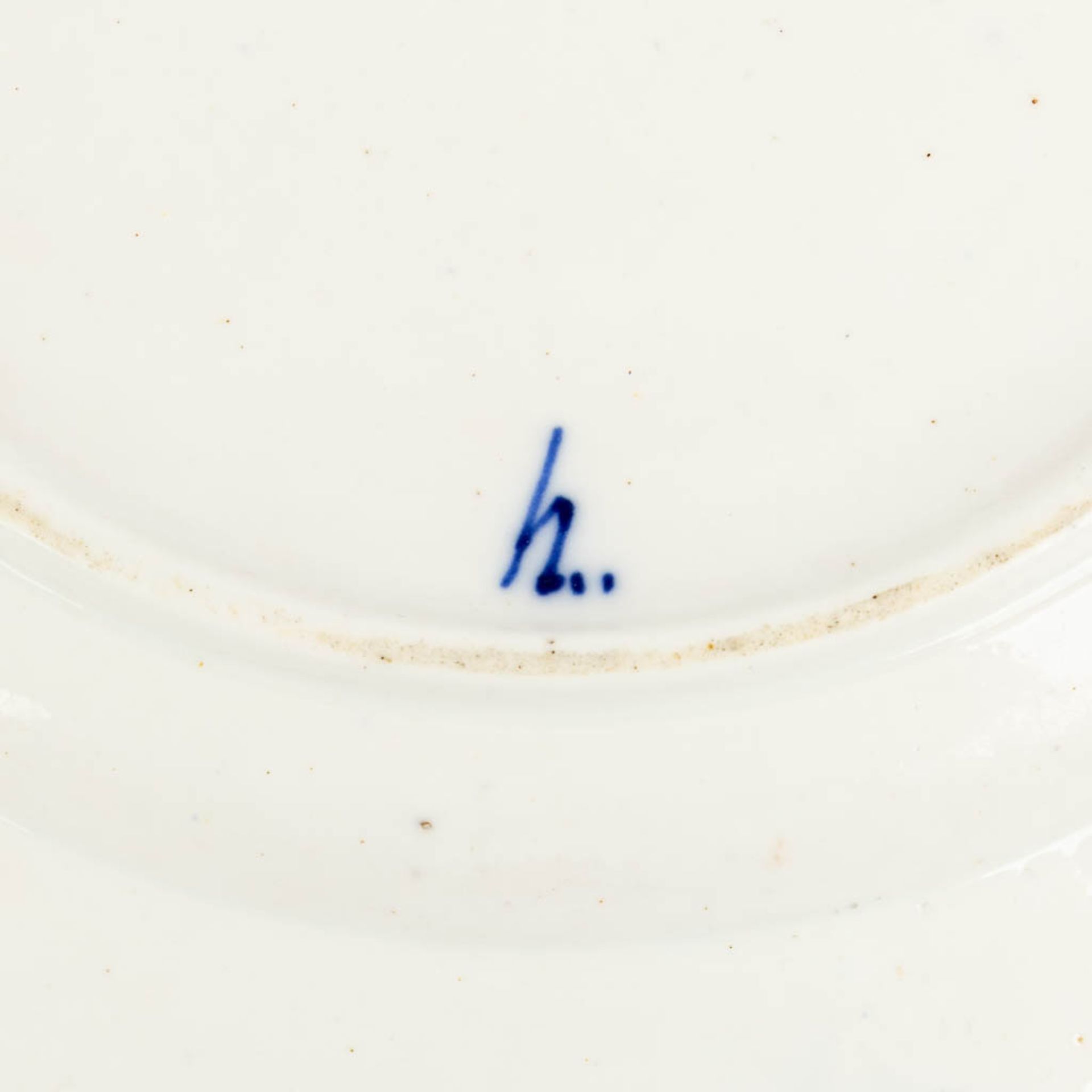 Old Doornik 'Decor ˆ la Mouche' a collection of 37 dinner plates. 18th C. (D: 30 cm) - Image 7 of 13