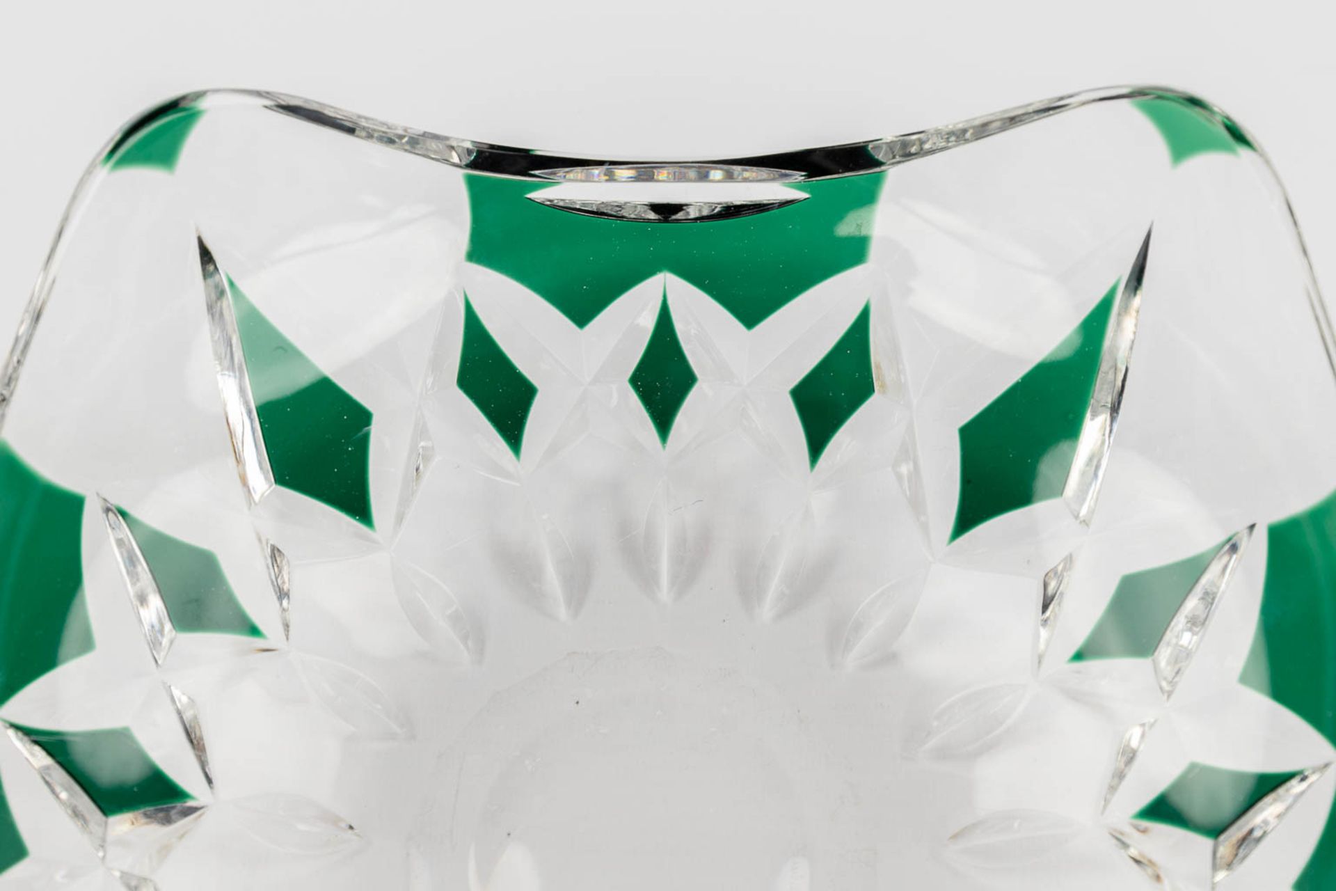 Val Saint Lambert, A large bowl, green cut crystal. (H: 11 x D: 25,5 cm) - Image 10 of 13