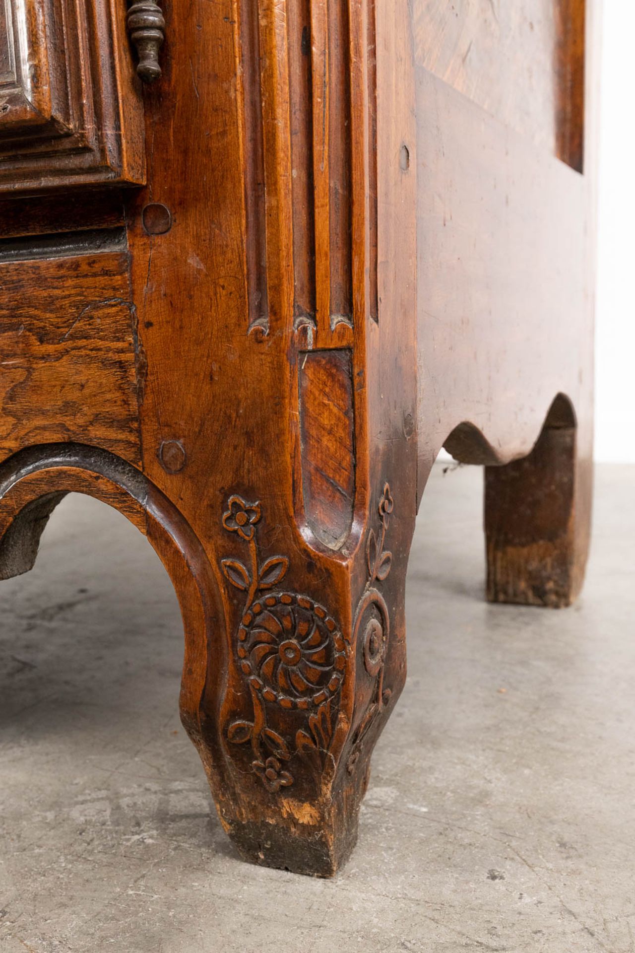 A Buffet, vaisselier, walnut with a standing clock, France, 18th C. (L: 60 x W: 180 x H: 298 cm) - Image 7 of 22