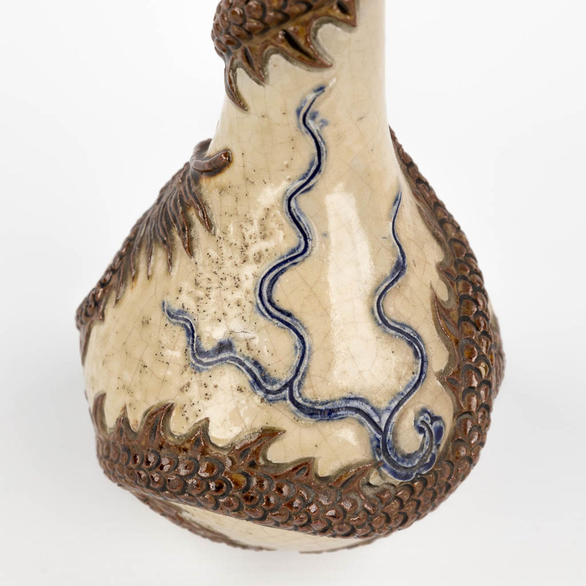A Chinese vase Nanking with dragon decor. Stoneware, 19th/20th century. (H: 24 x D: 11 cm) - Bild 10 aus 11
