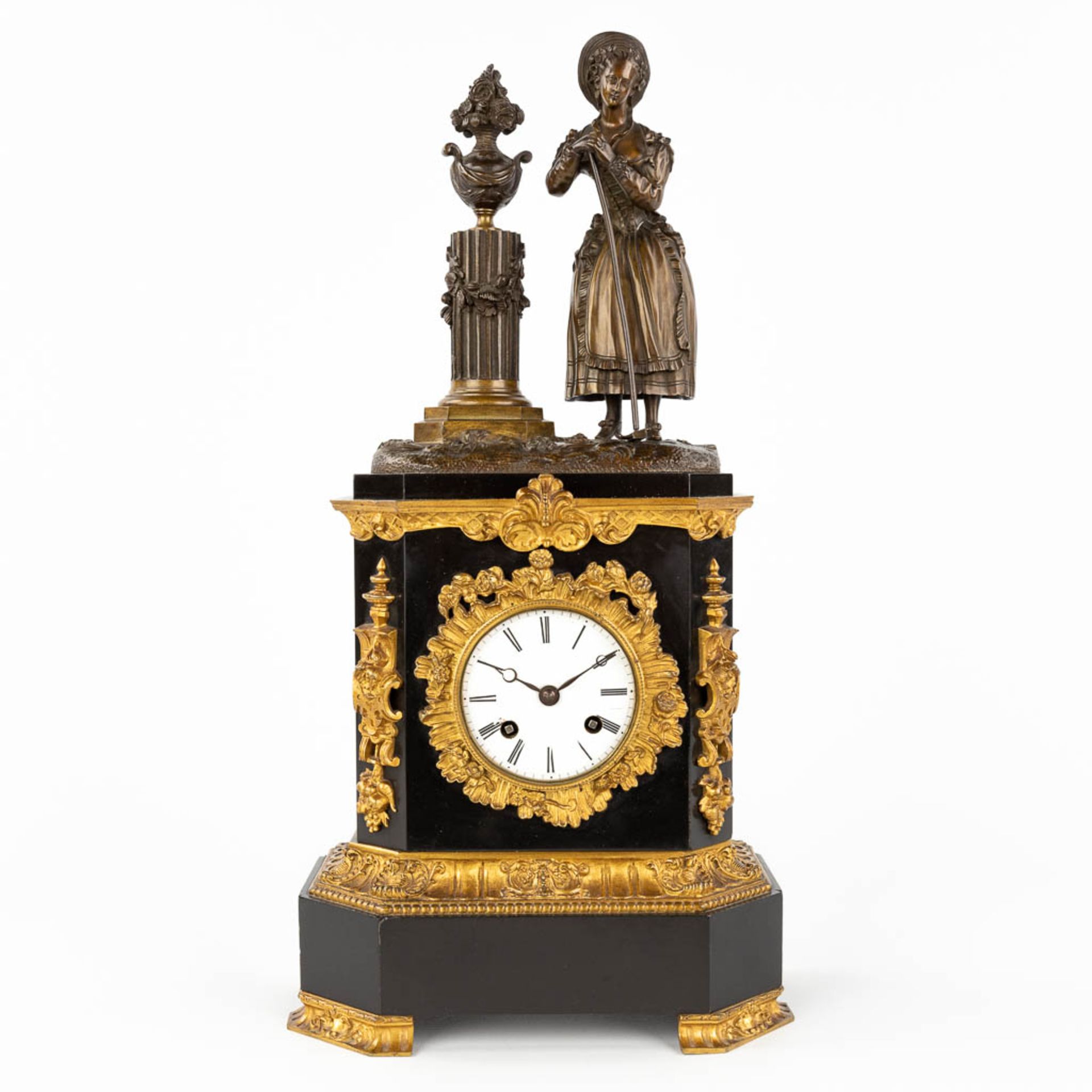 A black marble and bronze mantle clock 'Lady with a rake' 19th C. (L: 12 x W: 22,5 x H: 44 cm) - Image 3 of 12