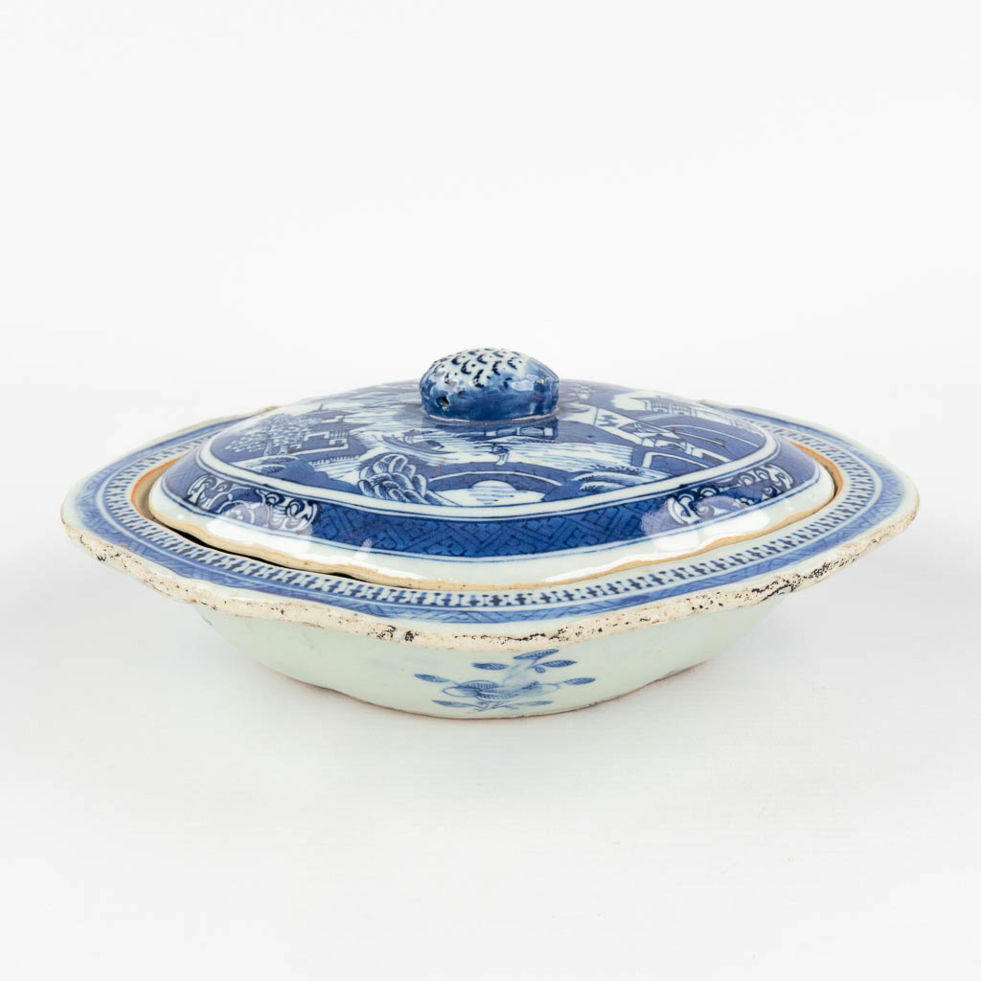 A Chinese bowl with a lid and blue-white landscape decor. 19th C. (L: 21,5 x W: 26,5 x H: 10 cm)