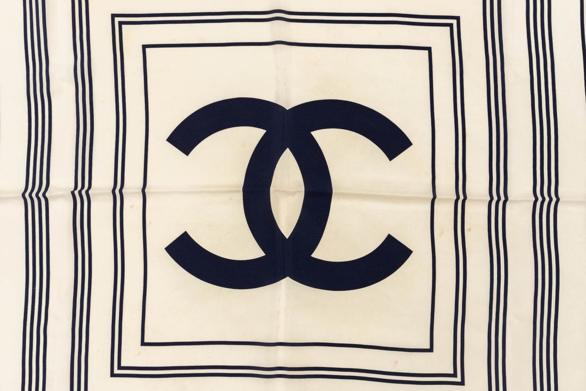 Chanel, a collection of 3 silk scarfs. (L: 86 x W: 86 cm) - Image 22 of 28