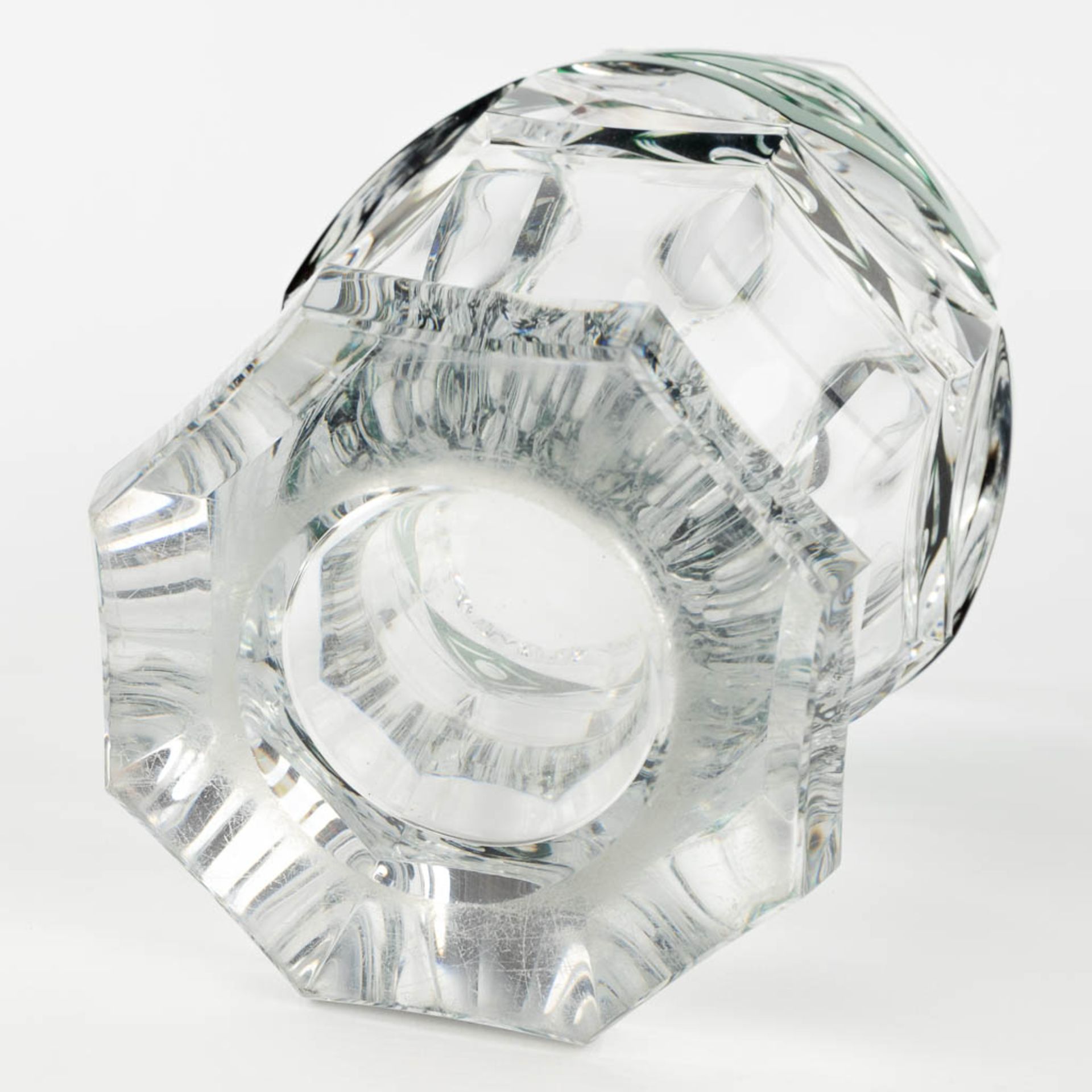 Val Saint Lambert 'Kipling'. Green and clear-cut crystal. Belgium. (H: 30,5 x D: 20 cm) - Image 8 of 10