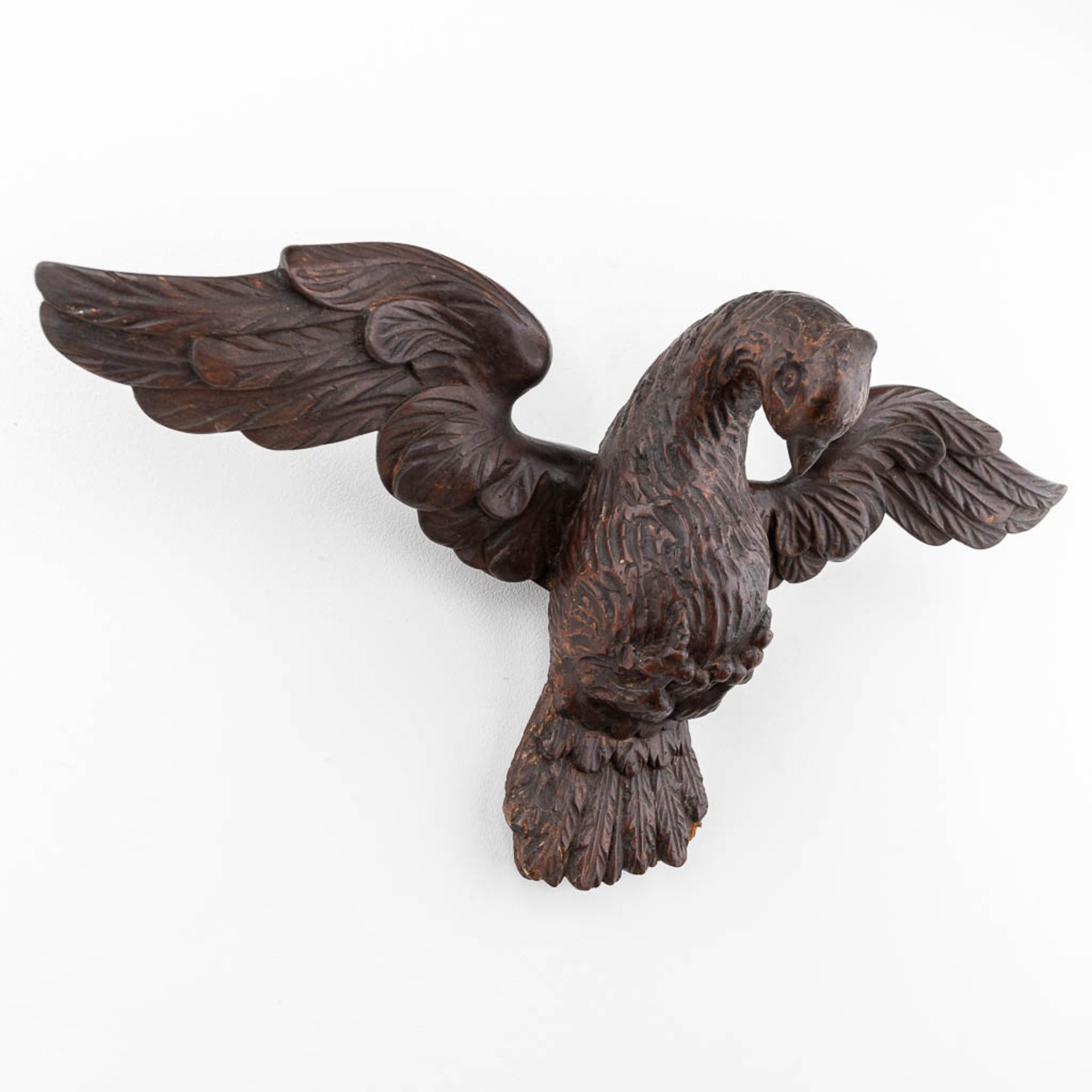 A wood-sculptured dove of peace, 19th century. (L: 12 x W: 45 x H: 25 cm) - Image 4 of 11