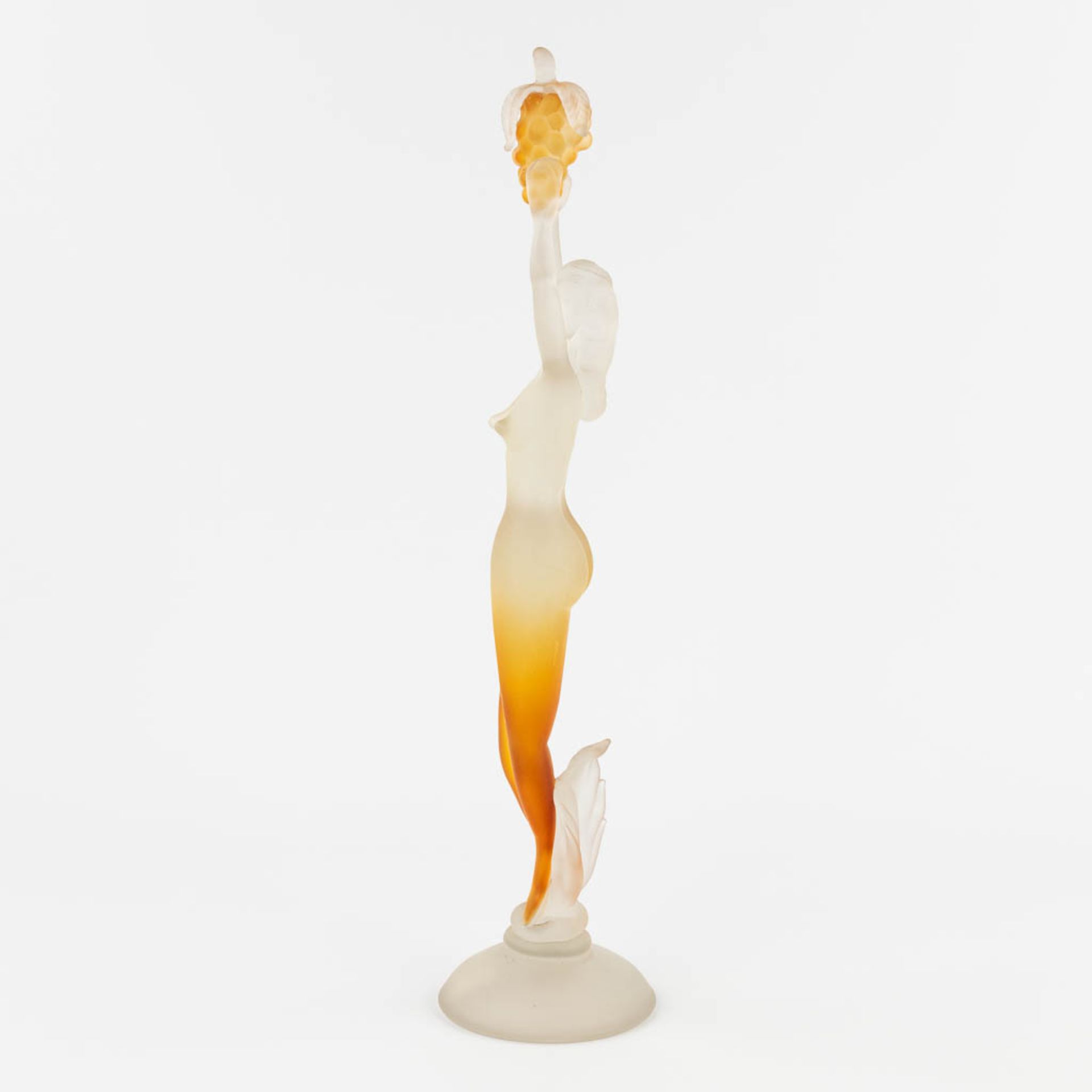 A female figurine holding grapes, Blown Glass, Murano Italy. (H: 50 x D: 11,5 cm) - Image 6 of 13