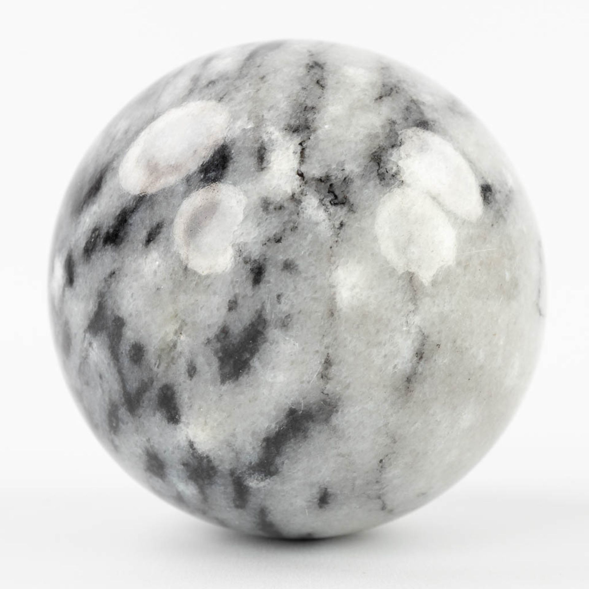 A set of 4 balls made of natural stone and marble. 20th century. (D: 9 cm) - Image 8 of 8