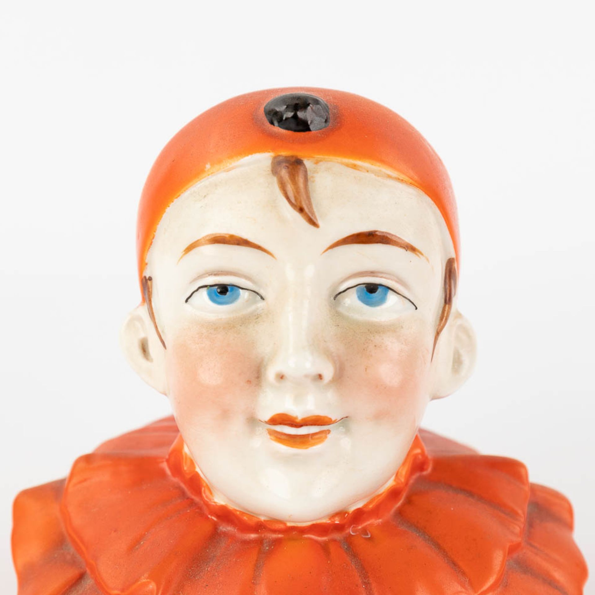 A bonbonire in the shape of a pierrot, porcelain. (H: 13 x D: 12 cm) - Image 11 of 11