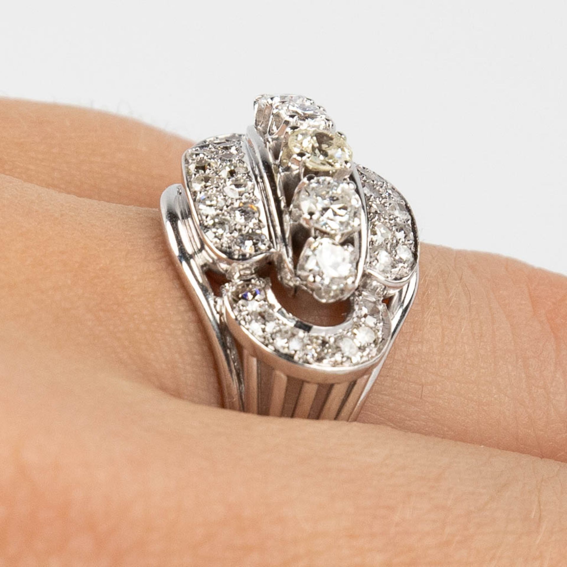 An antique ring with 5 larger and 36 smaller brilliants, in a platinum ring. 9,57g. size: 53 - Image 11 of 12
