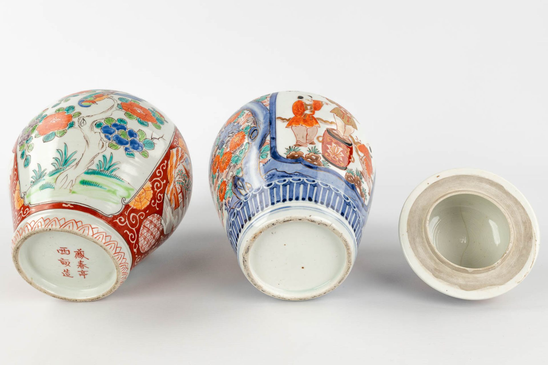 An assembled collection of Japanese Imari and Kutani porcelain. 19th/20th century. (H: 35 x D: 19 cm - Image 14 of 22
