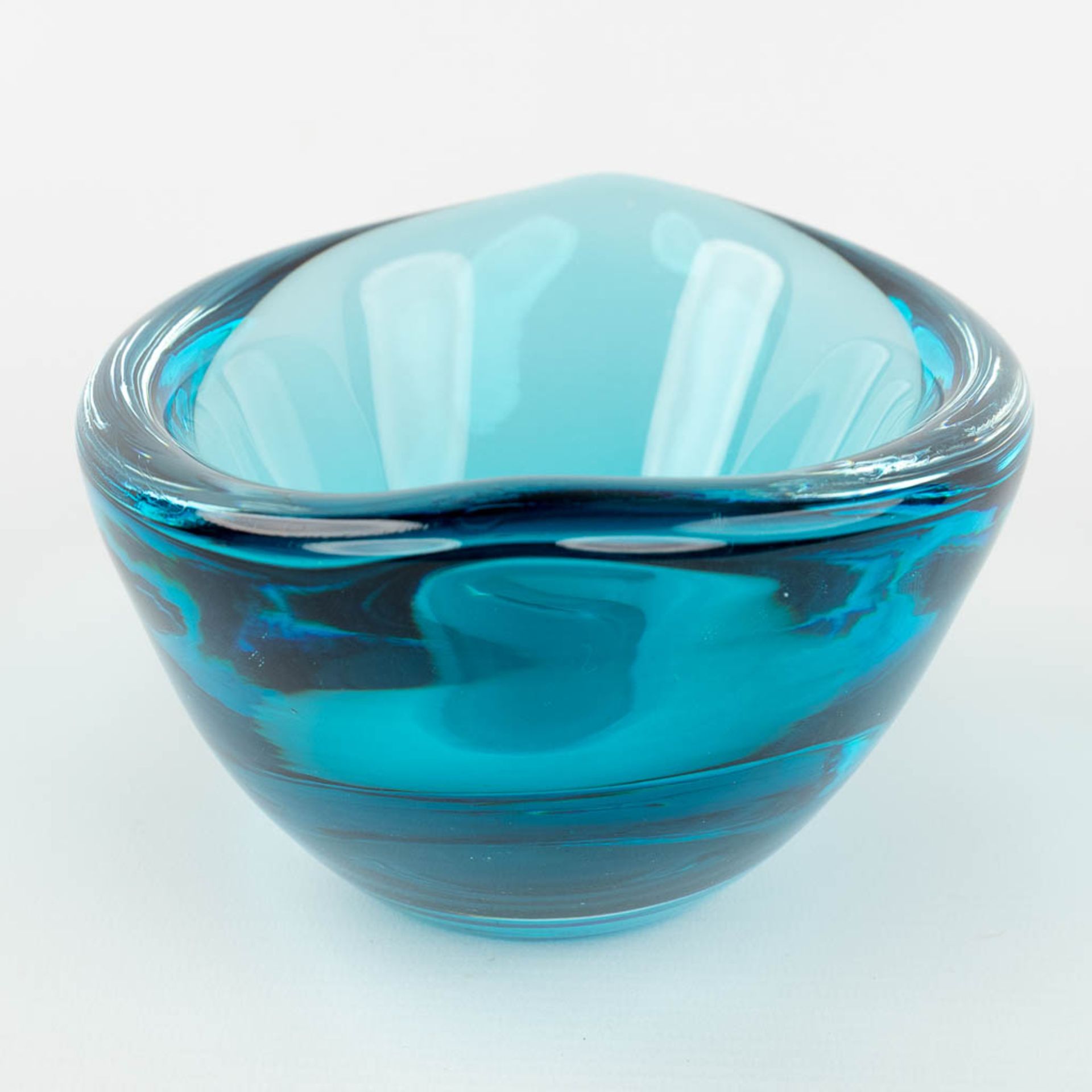 Val Saint Lambert, a bowl on a base, added a bowl in blue glass. (L: 10 x W: 21 x H: 15 cm) - Image 4 of 16