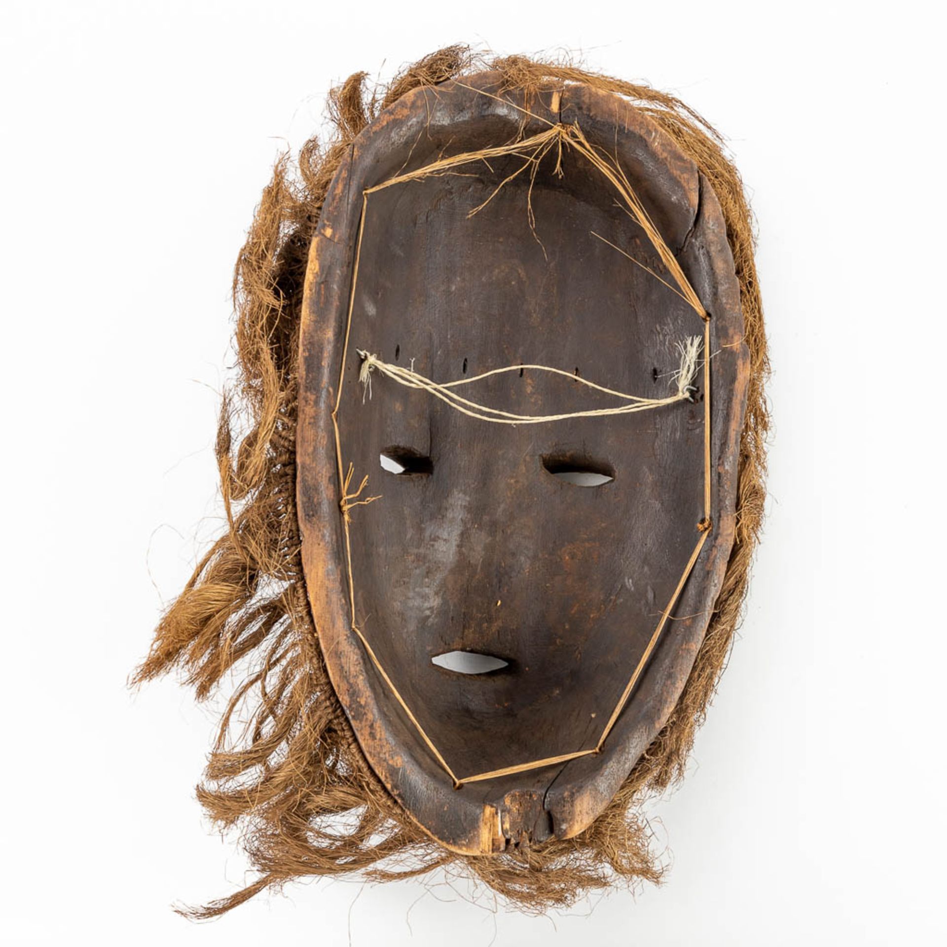 A collection of 2 African masks 'Chokwe' and 'Luba Songye'. (L: 13 x W: 24 x H: 43 cm) - Image 11 of 21