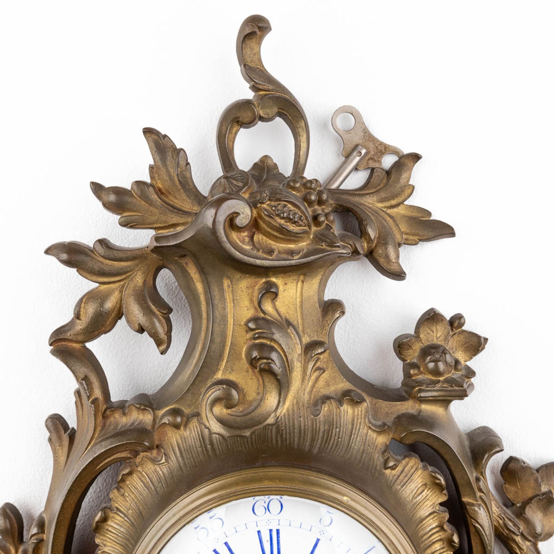 A cartel clock, bronze in Louis XV style. 20th C. (W: 30 x H: 52 cm) - Image 4 of 10