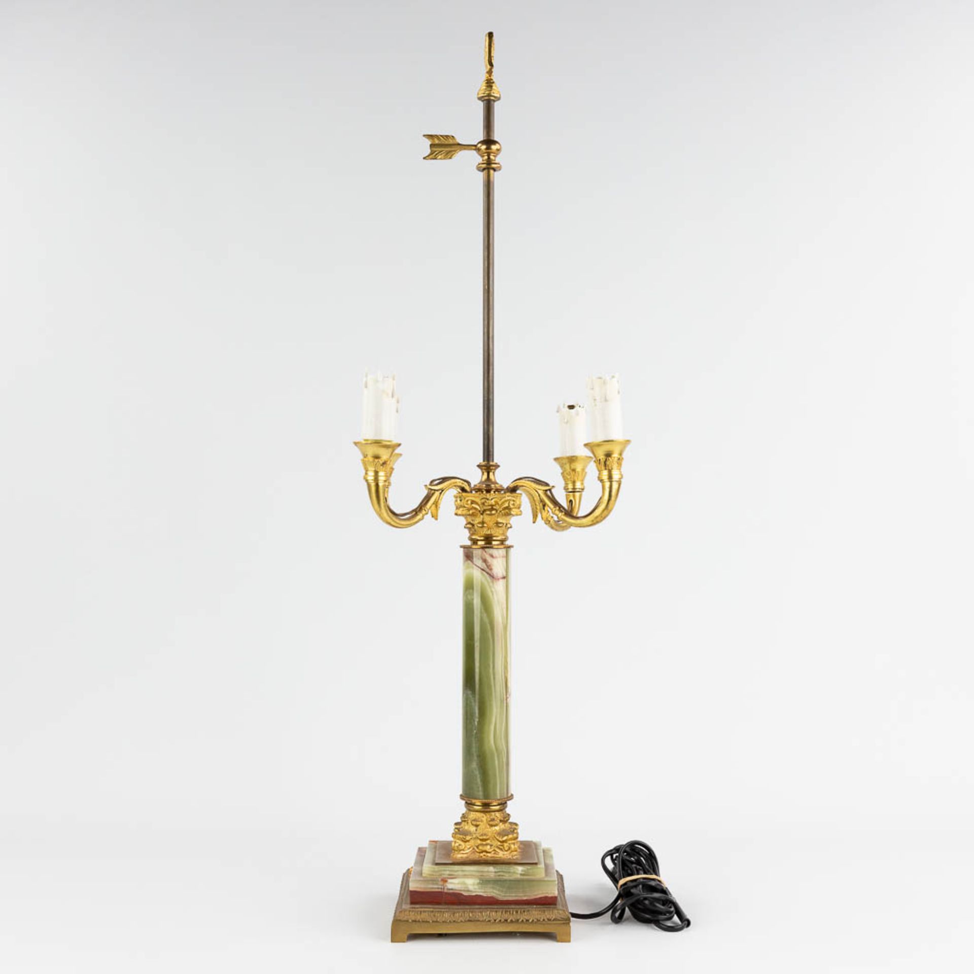 A table lamp, brass and onyx. 20th century. (L: 30 x W: 30 x H: 77 cm) - Image 6 of 13