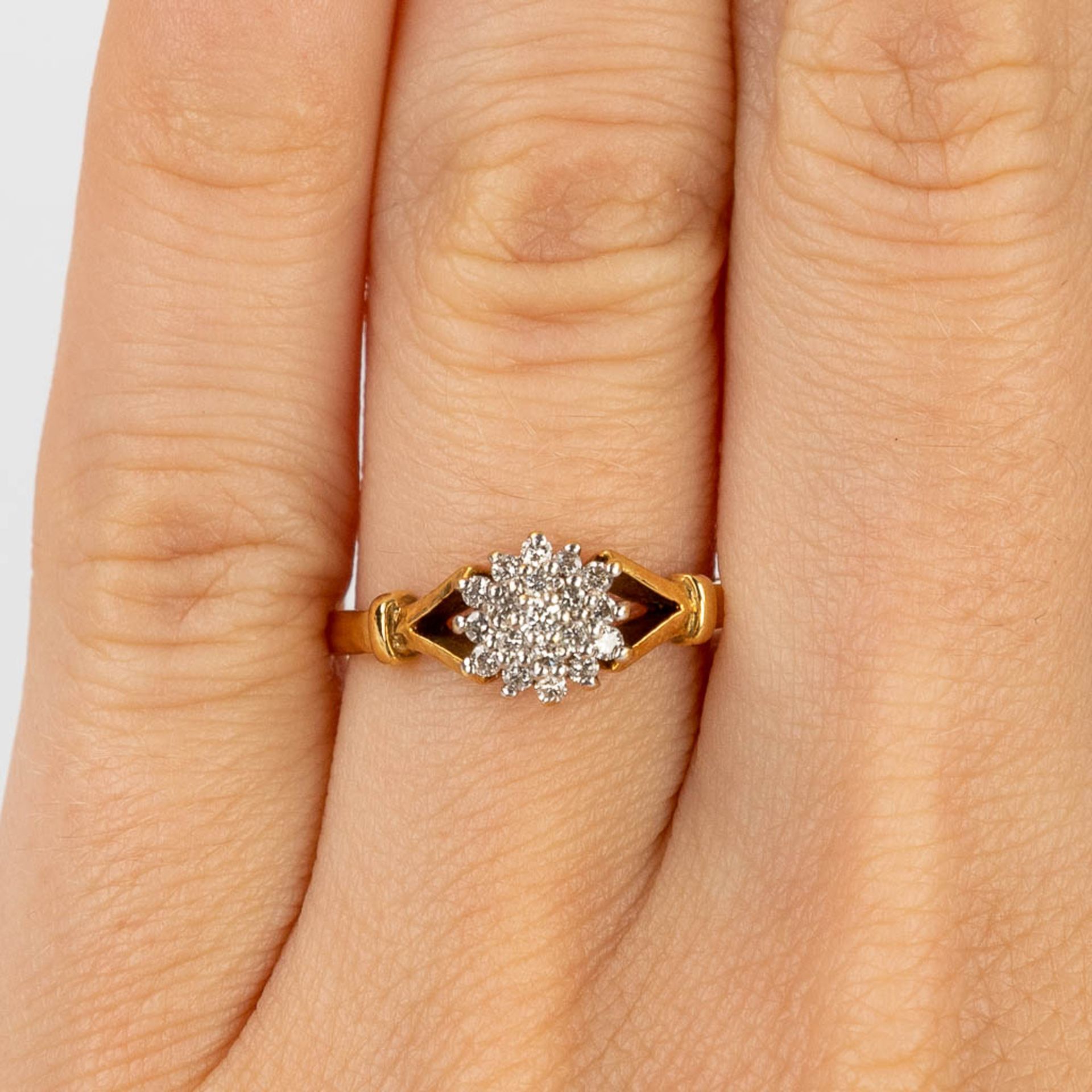 A yellow gold ring with brilliants. 18 karat. 2,81g. size: 56. - Image 11 of 12