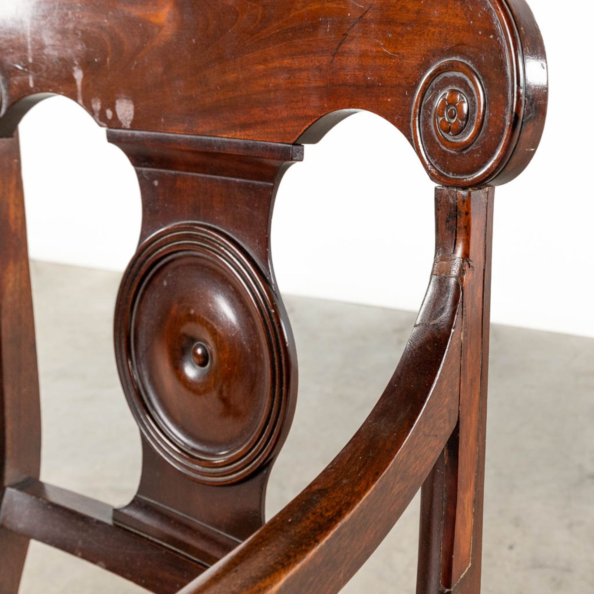 A commode Secretaire, with rolling shutters, mahogany veneer and a matching armchair. 19th century. - Bild 23 aus 25