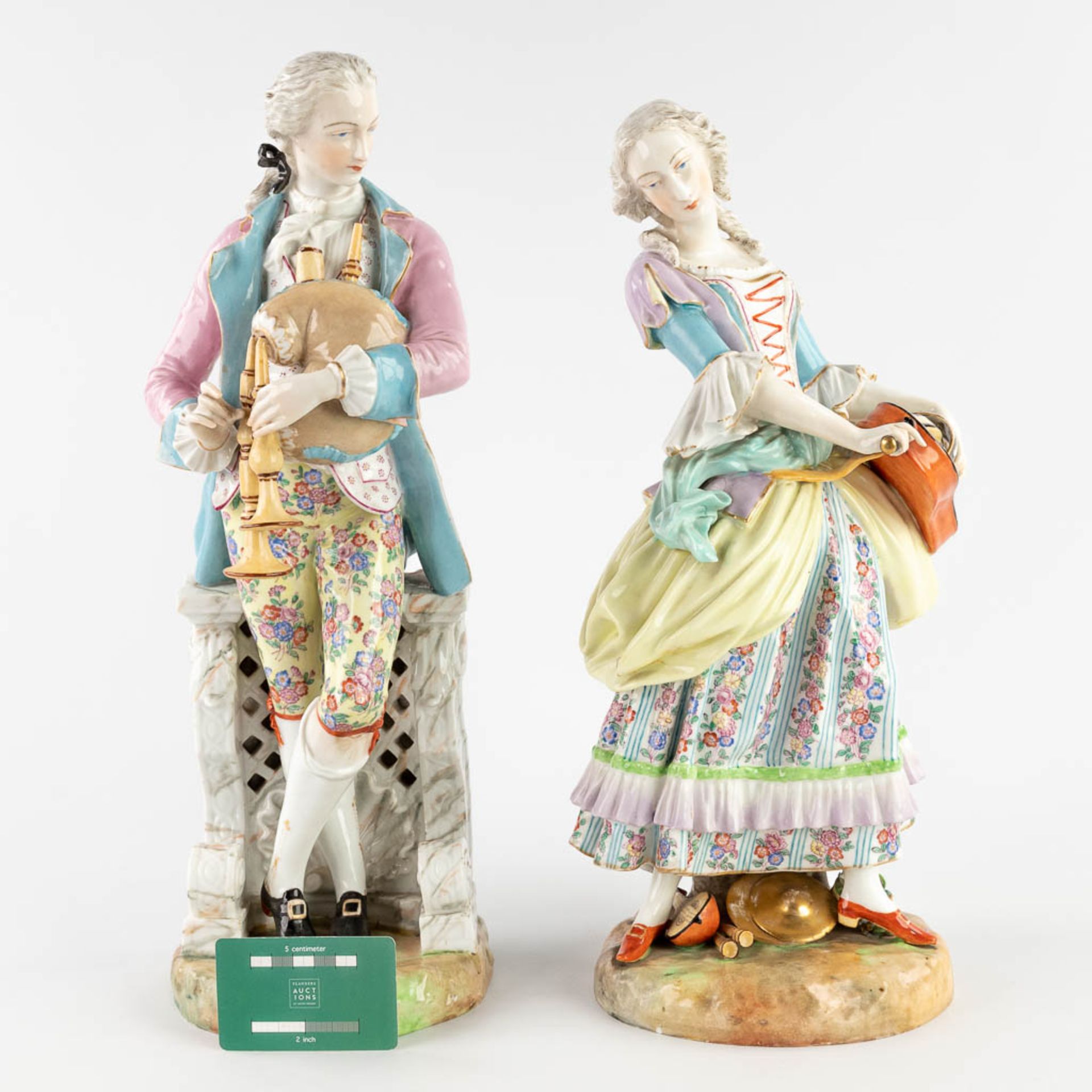 A pair of figurines 'Musical man and wife' Meissner marks, 18th/19th century. (L: 16 x W: 16,5 x H: - Bild 2 aus 17
