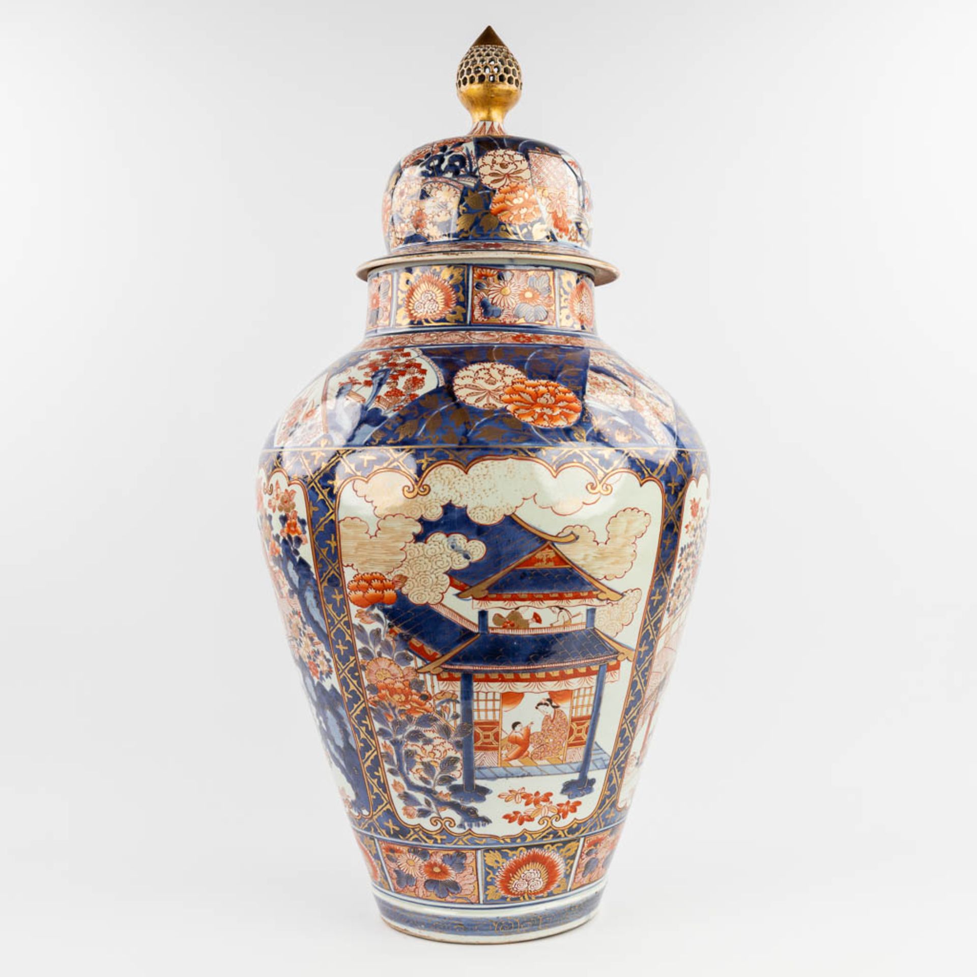 A large vase with lid, Imari porcelain, 19th century. (H: 87 x D: 39 cm) - Image 5 of 15