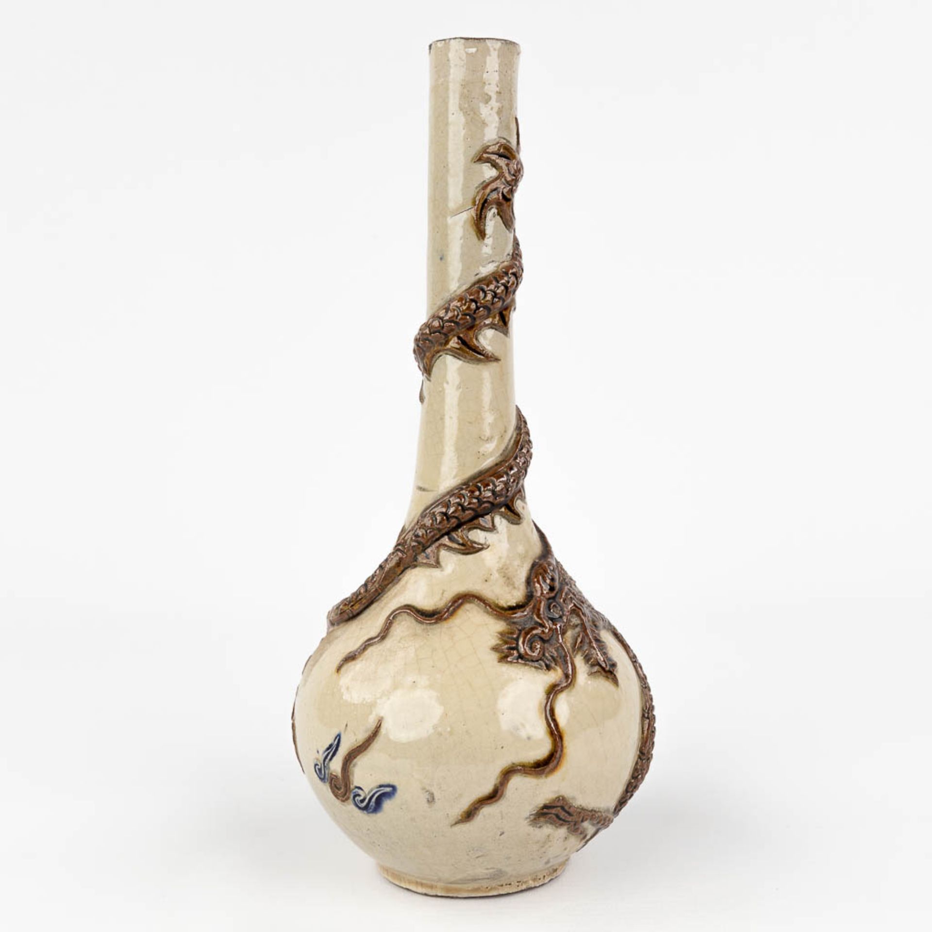 A Chinese vase Nanking with dragon decor. Stoneware, 19th/20th century. (H: 24 x D: 11 cm) - Bild 6 aus 11