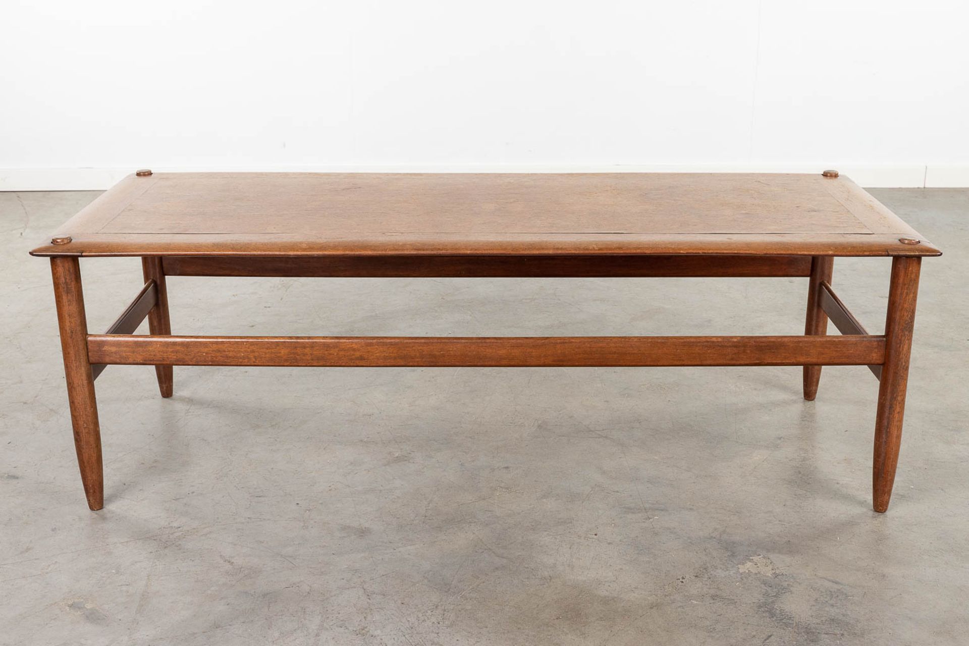 A mid-century coffee table with a reversible top, teak. Circa 1960. (L: 42 x W: 40 x H: 125 cm) - Image 5 of 15