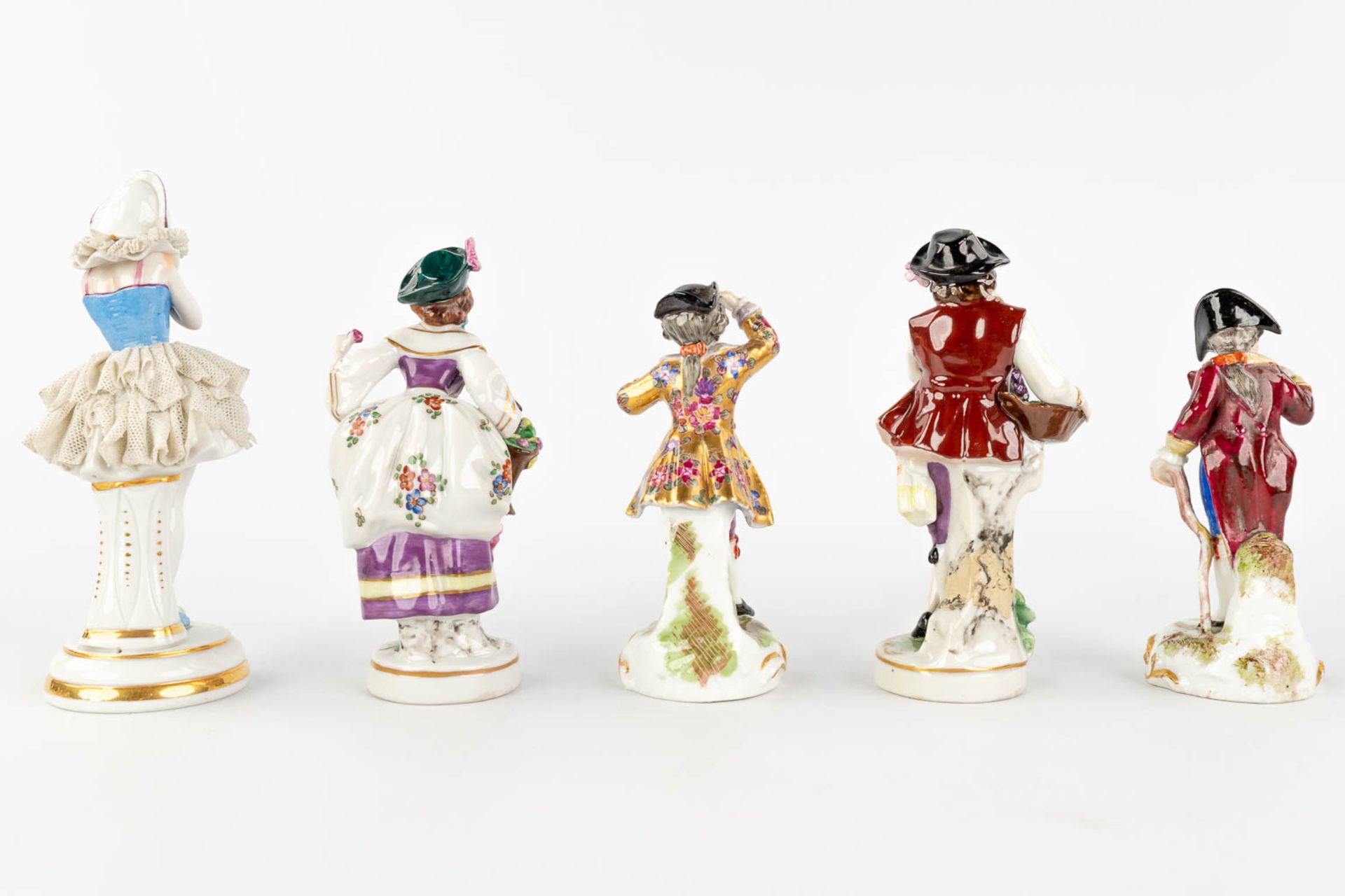 A collection of 15 porcelain figurines. Germany. (H: 14 cm) - Bild 4 aus 18