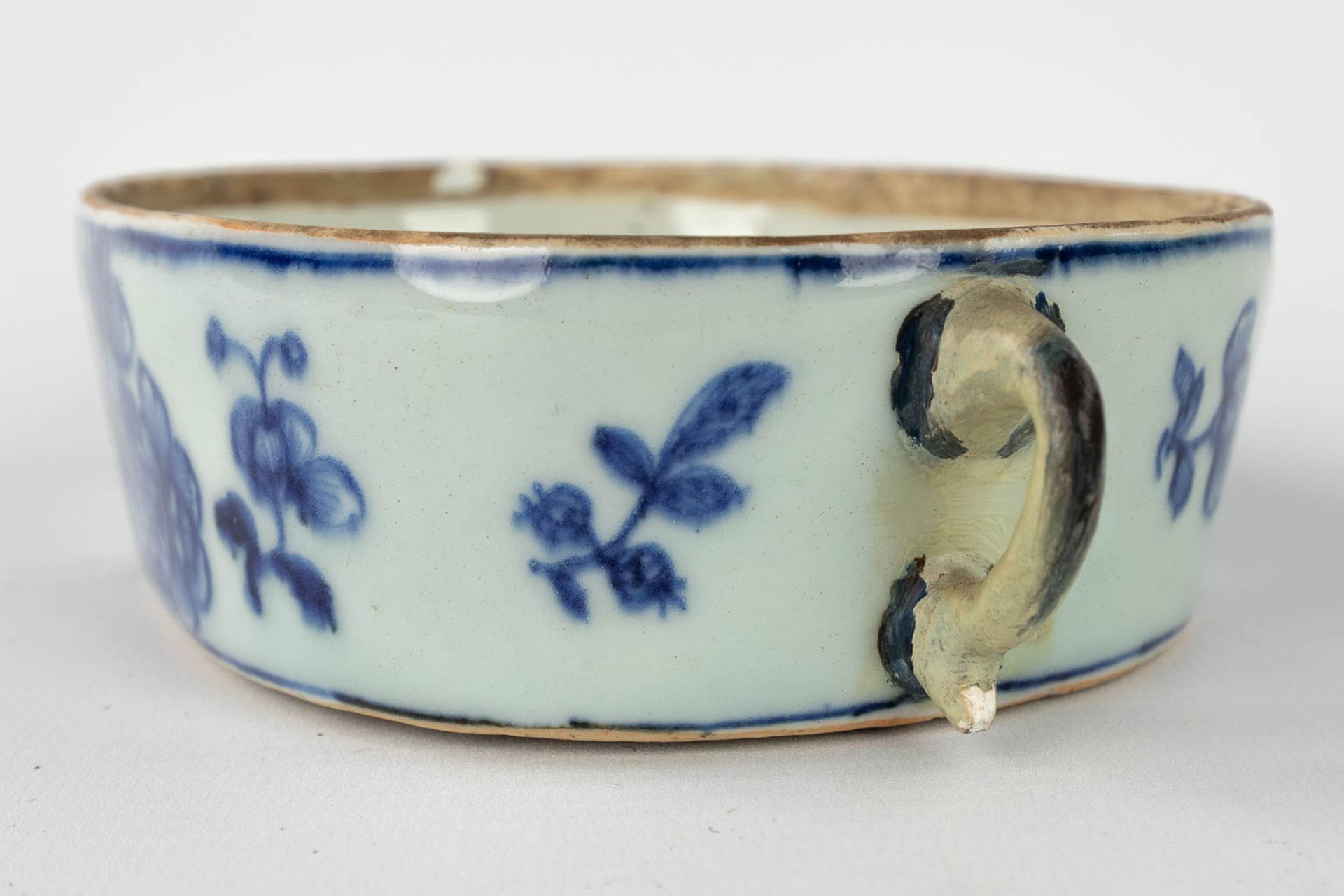 A small Chinese butter jar with lid on a plate, with a blue-white decor. 19th/20th century. (L: 16,5 - Image 15 of 16
