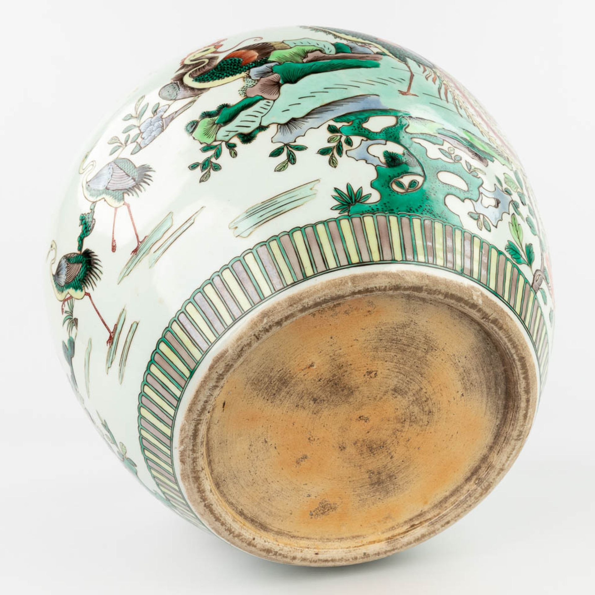 A large Chinese Famille Verte Cache-pot, decorated with cranes, peacocks and ducks. 19th/20th C. (H: - Image 10 of 15