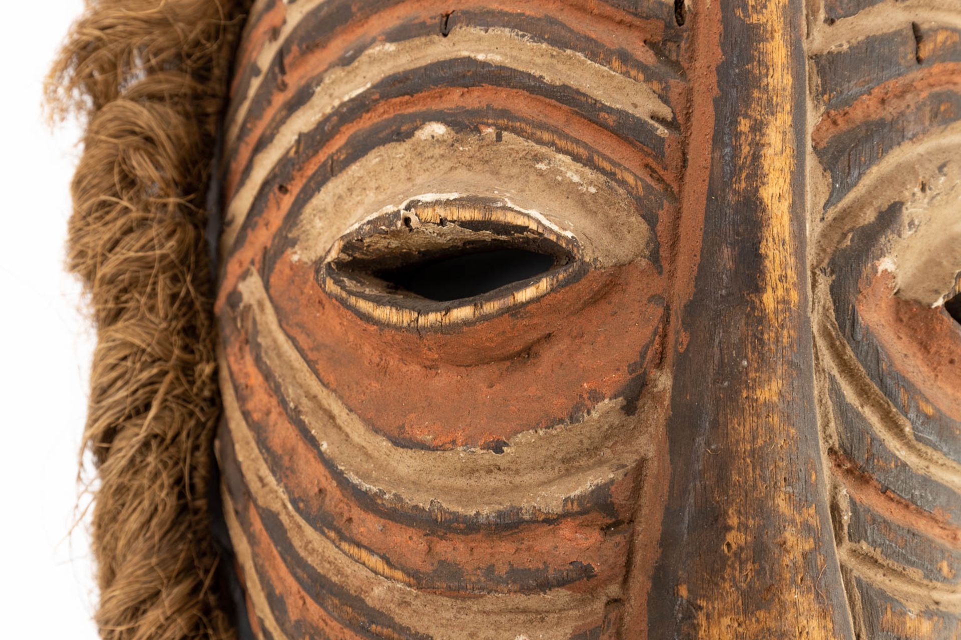 A collection of 2 African masks 'Chokwe' and 'Luba Songye'. (L: 13 x W: 24 x H: 43 cm) - Image 9 of 21