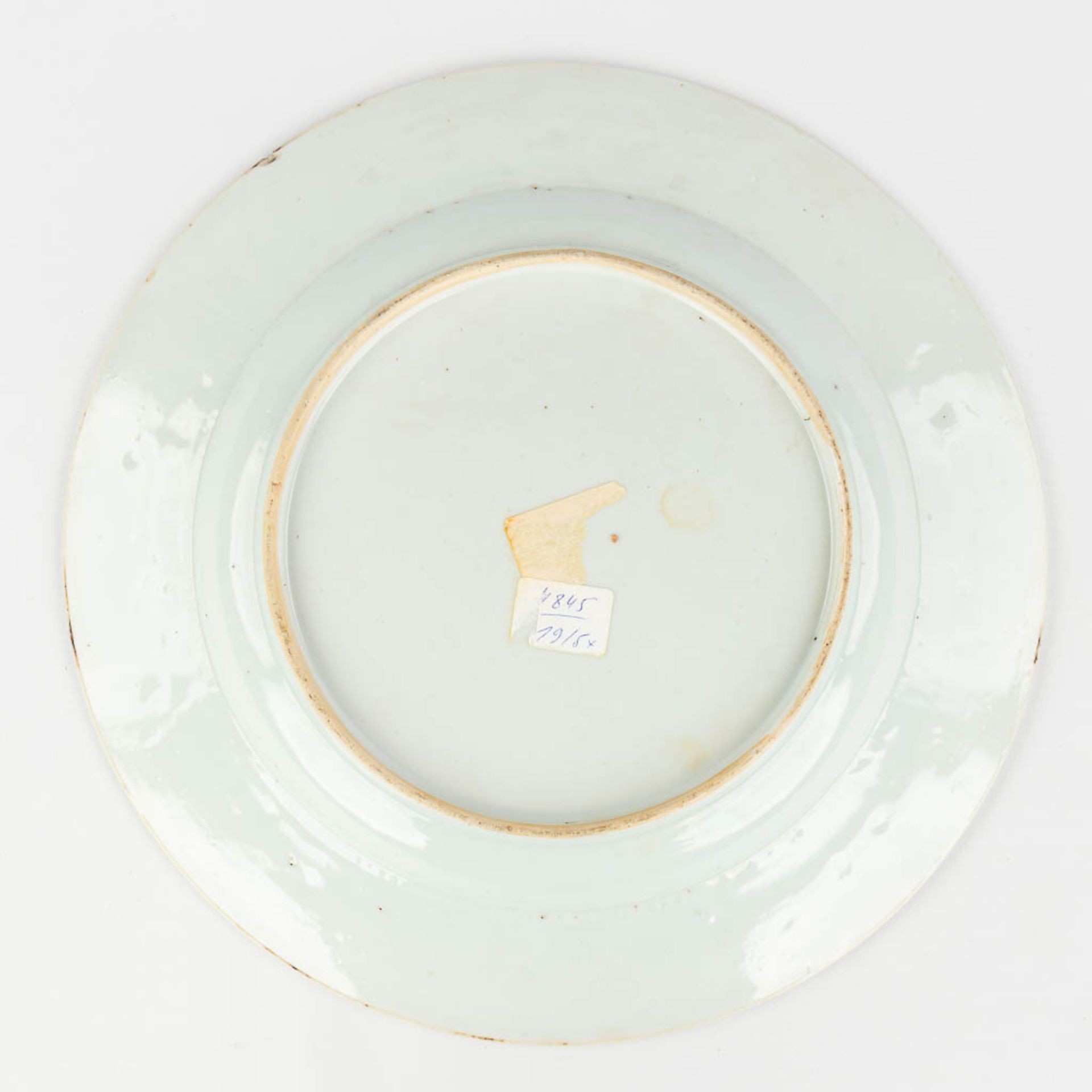 A collection of 12 Chinese Famille Rose plates, 18th/19th/20th century. (D: 36 cm) - Bild 8 aus 23