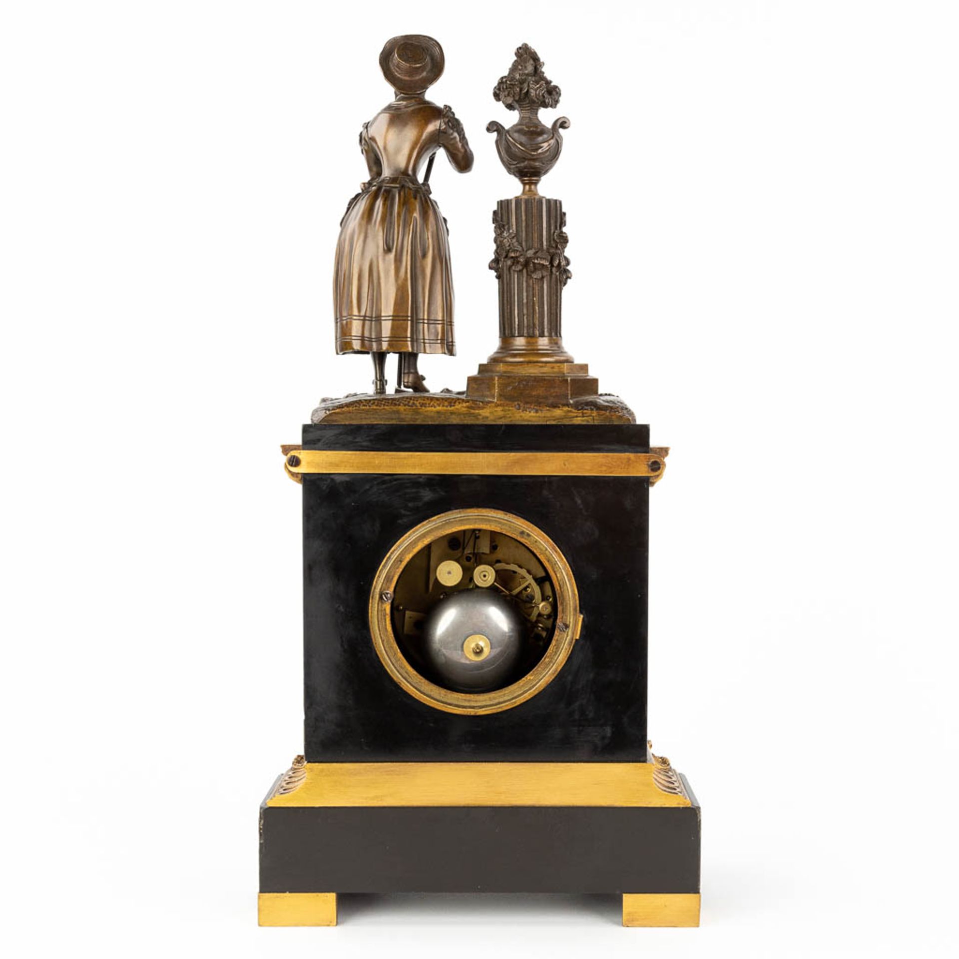 A black marble and bronze mantle clock 'Lady with a rake' 19th C. (L: 12 x W: 22,5 x H: 44 cm) - Image 6 of 12