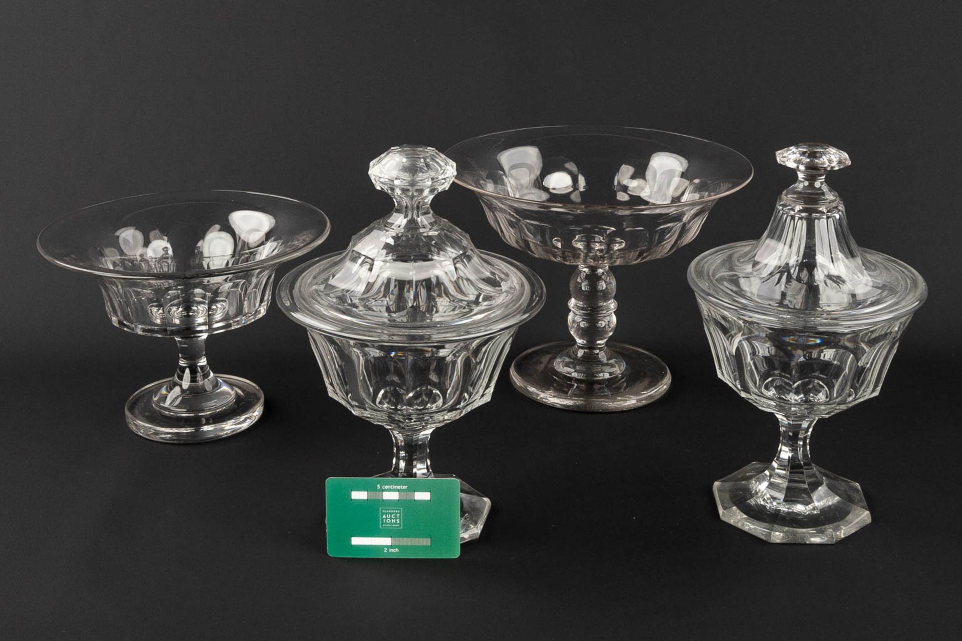 A pair of bonbonires added two bowls, antique glassware. 19th C. (H: 26,5 x D: 17,5 cm) - Image 2 of 10