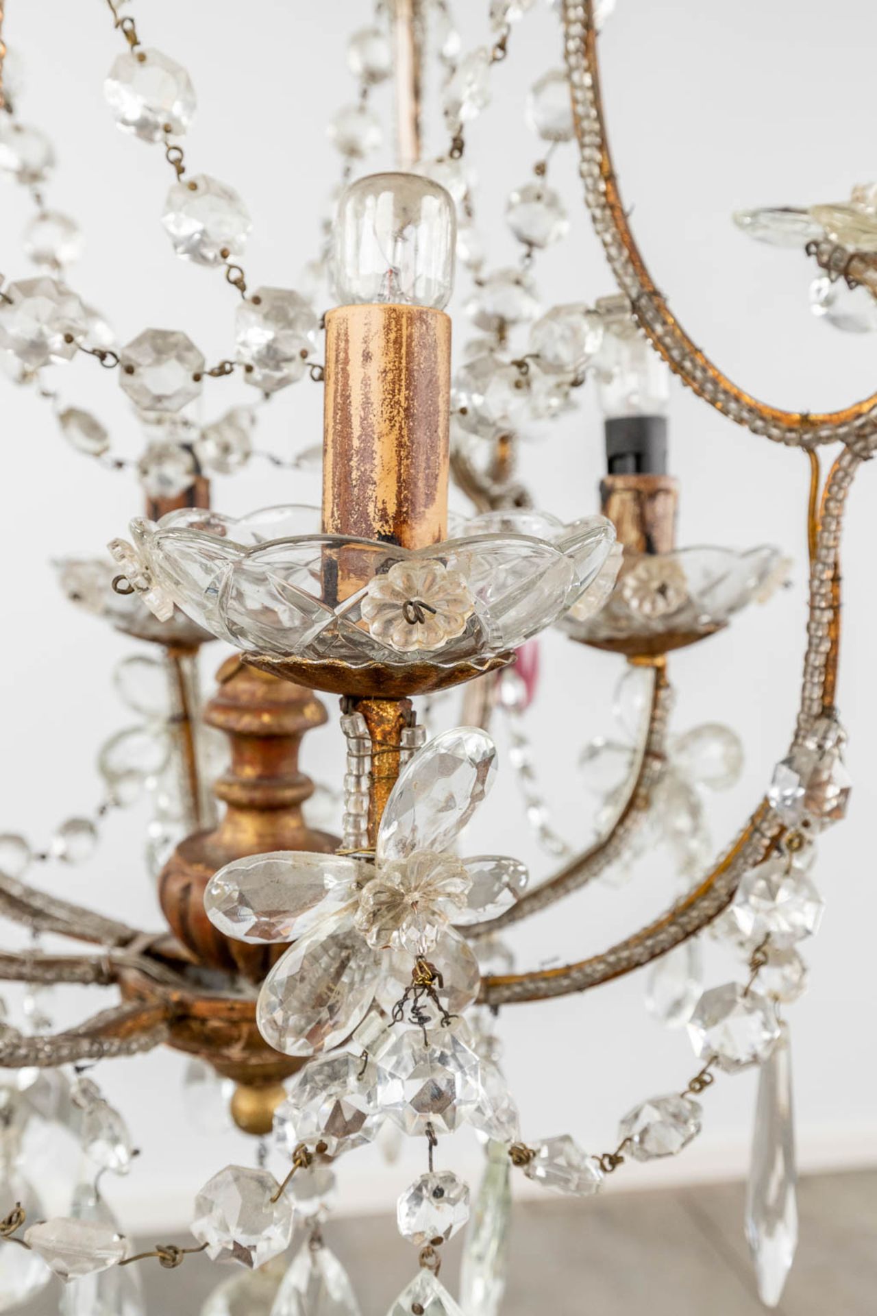 A decorative chandelier, brass and coloured glass. (H: 65 x D: 36 cm) - Bild 6 aus 10