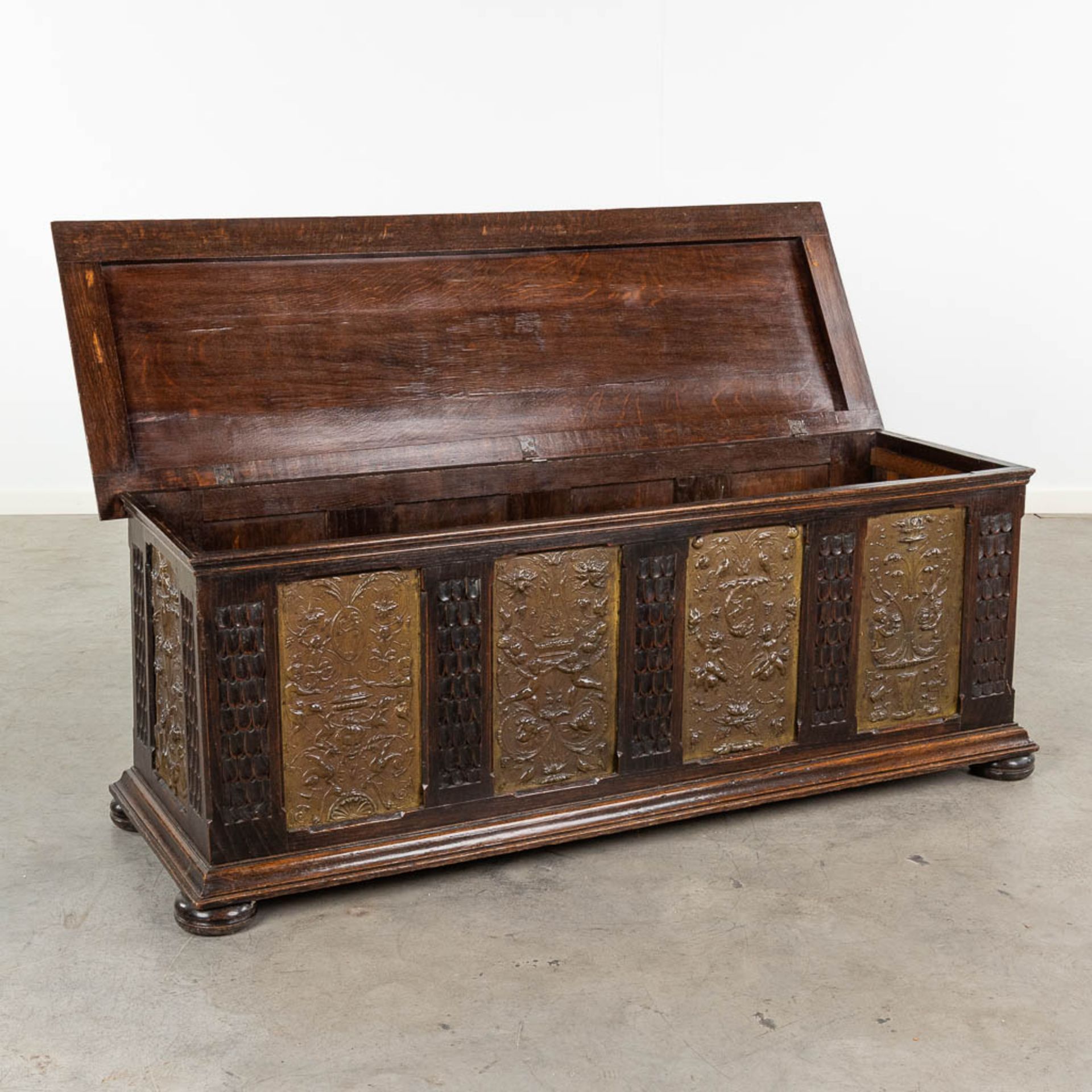 An antique chest and bench finished with dinanderie plaques. 19th C. (L: 50 x W: 148 x H: 60 cm) - Image 3 of 14