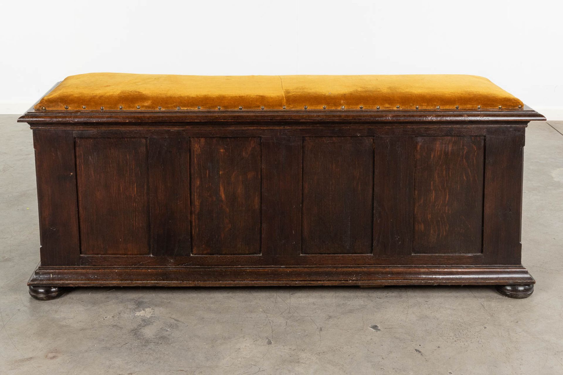 An antique chest and bench finished with dinanderie plaques. 19th C. (L: 50 x W: 148 x H: 60 cm) - Image 6 of 14