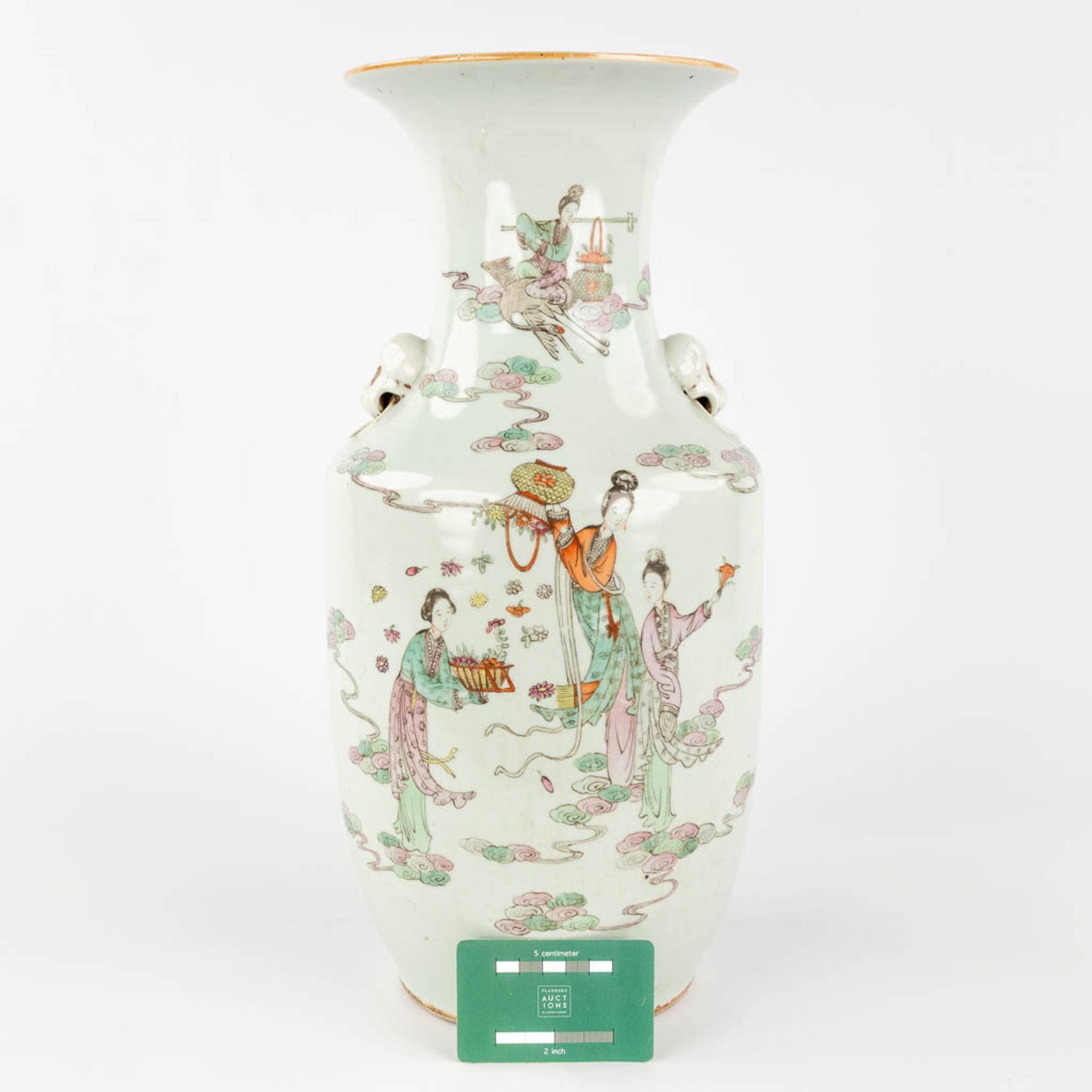 A Chinese vase, decorated with ladies. 19th/20th C. (H: 42 x D: 21 cm) - Bild 2 aus 13