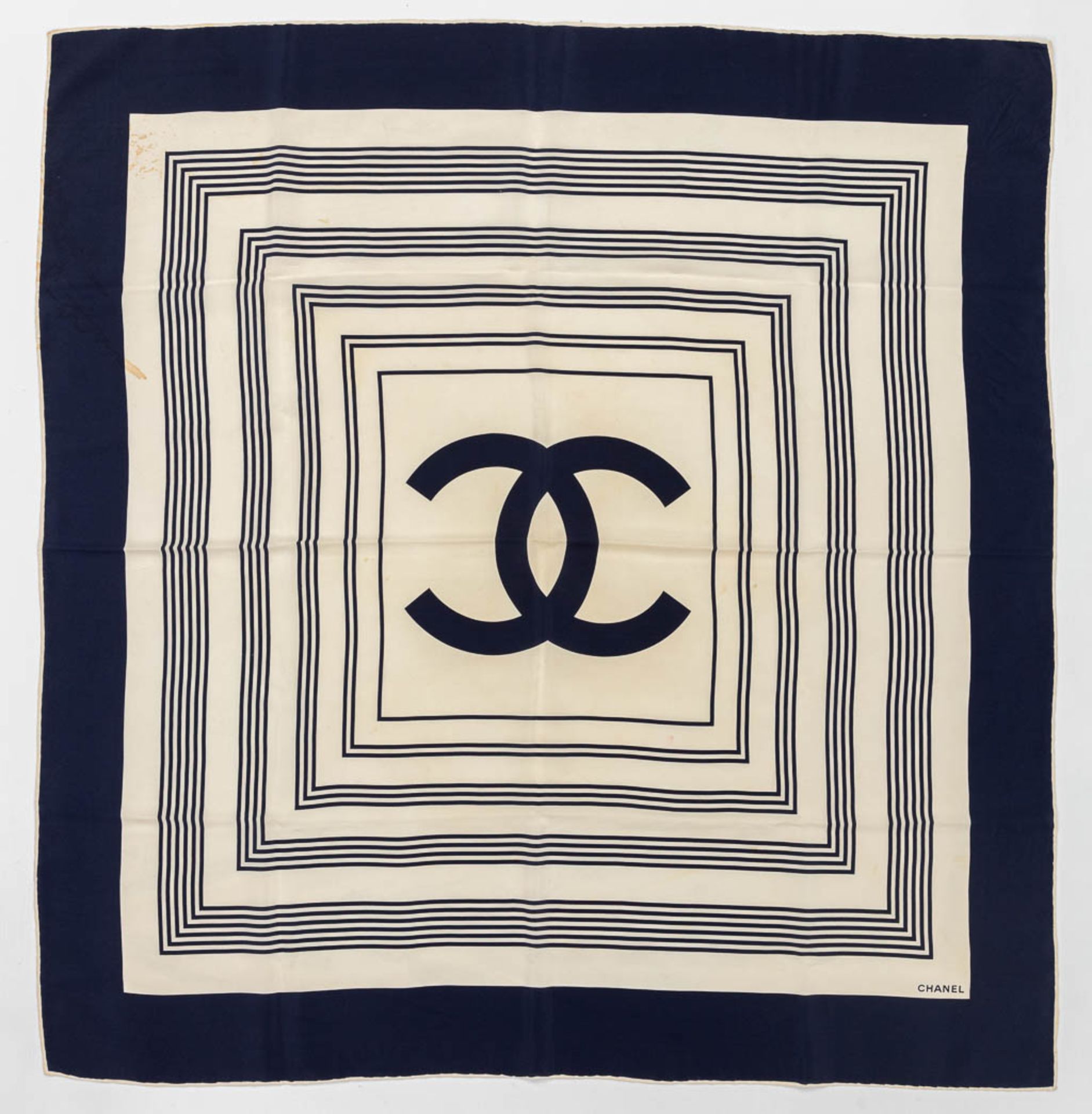 Chanel, a collection of 3 silk scarfs. (L: 86 x W: 86 cm) - Image 21 of 28