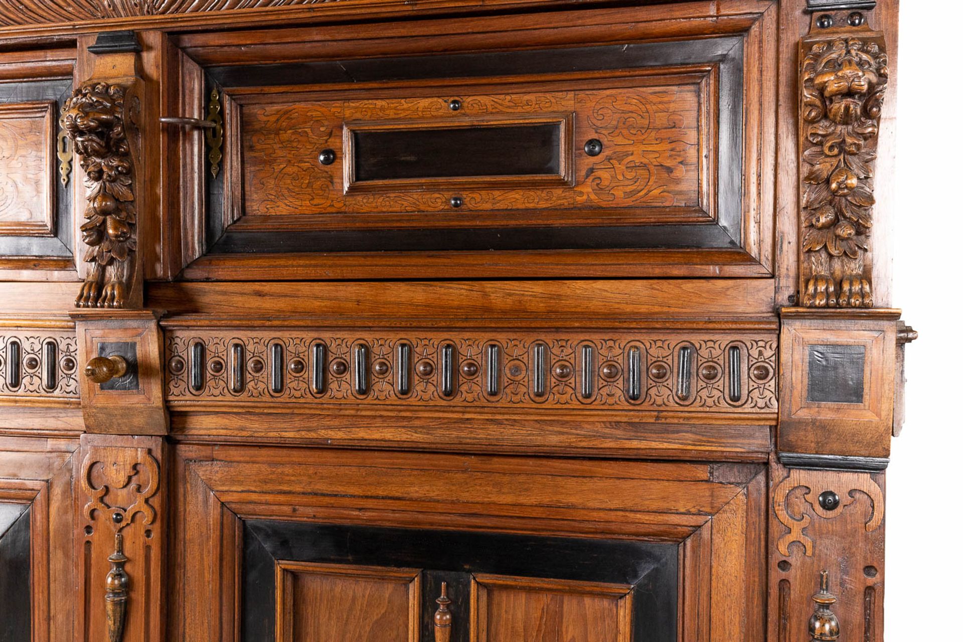 An antique 4-door cabinet 'Flemish Renaissance' oak and ebony, 18th C. (L: 68 x W: 162 x H: 144 cm) - Image 6 of 18