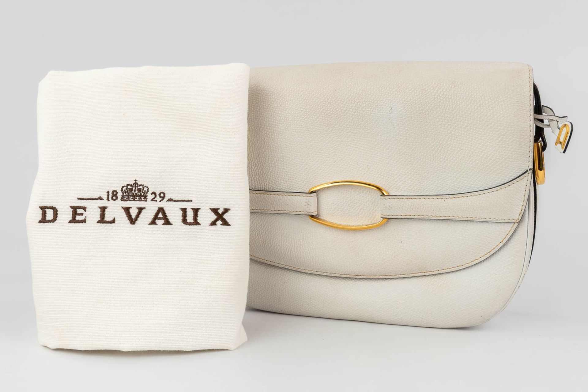 Delvaux, a handbag made of white leather with gold-plated elements. (W: 26 x H: 19 cm) - Image 3 of 19