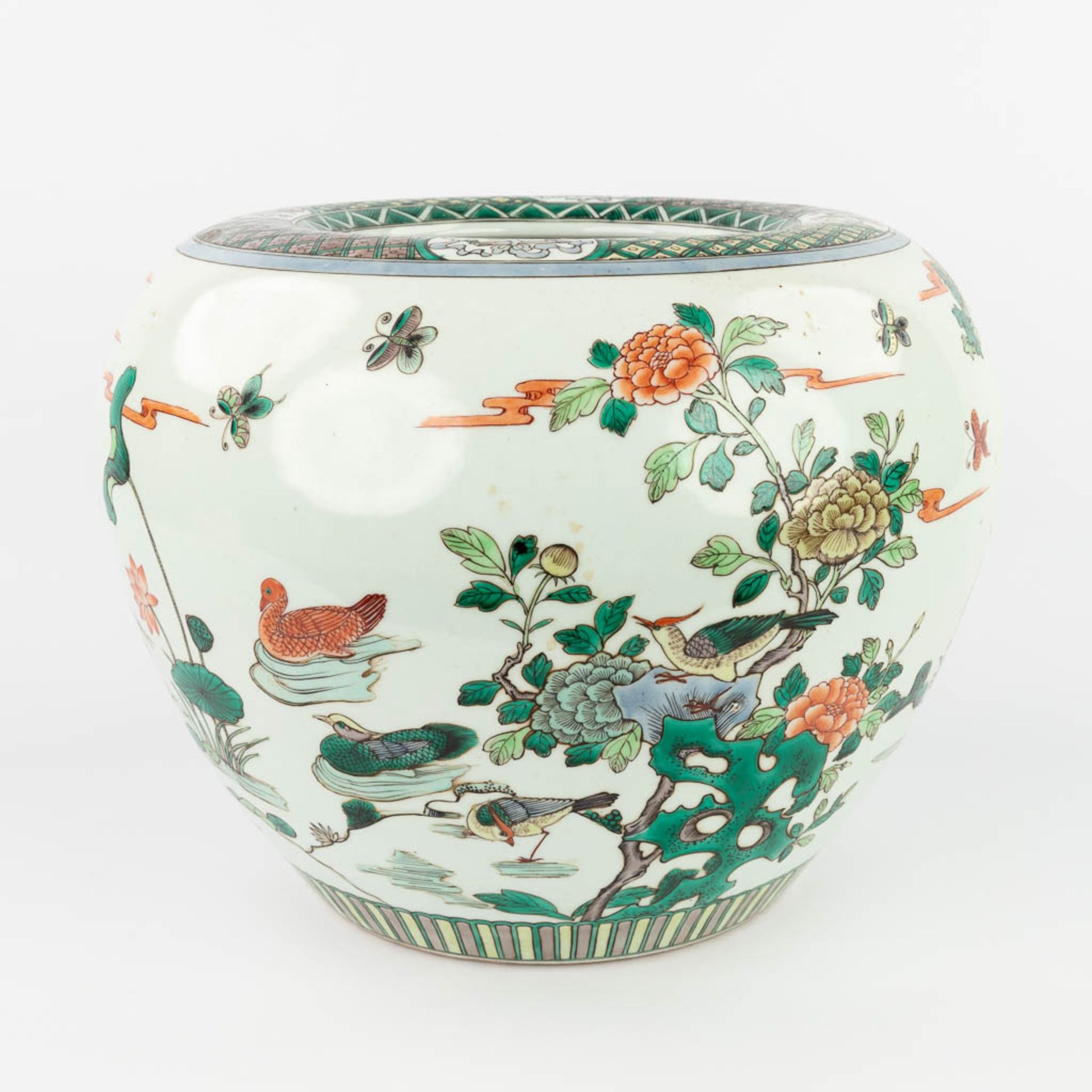 A large Chinese Famille Verte Cache-pot, decorated with cranes, peacocks and ducks. 19th/20th C. (H: - Image 6 of 15