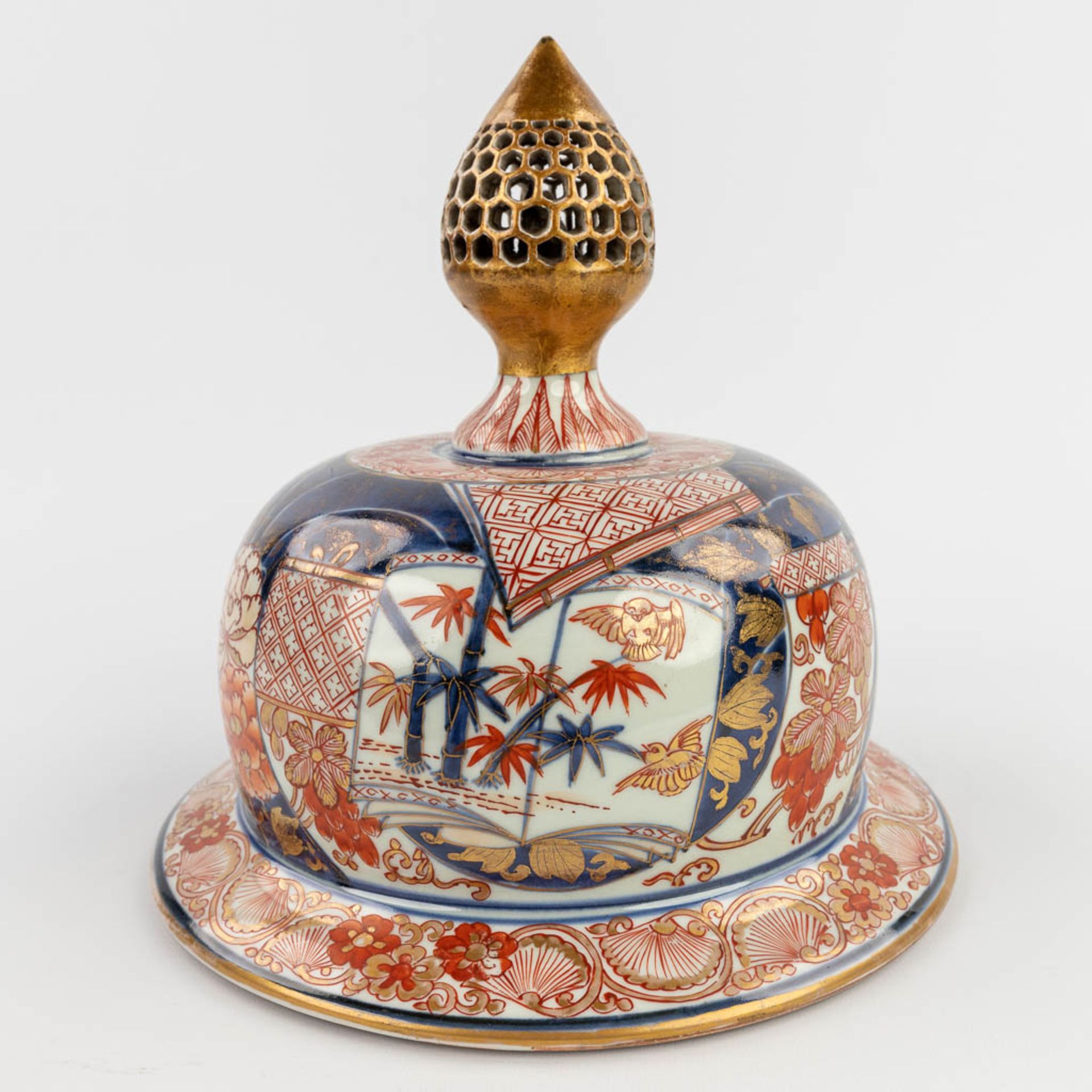 A large vase with lid, Imari porcelain, 19th century. (H: 87 x D: 39 cm) - Image 13 of 15